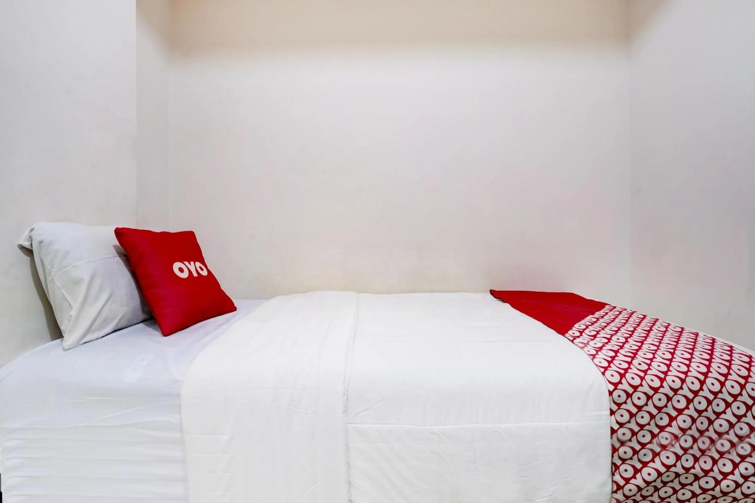 Bedroom in Collection O 90205 Queen Rent Apartment Gateway Pasteur