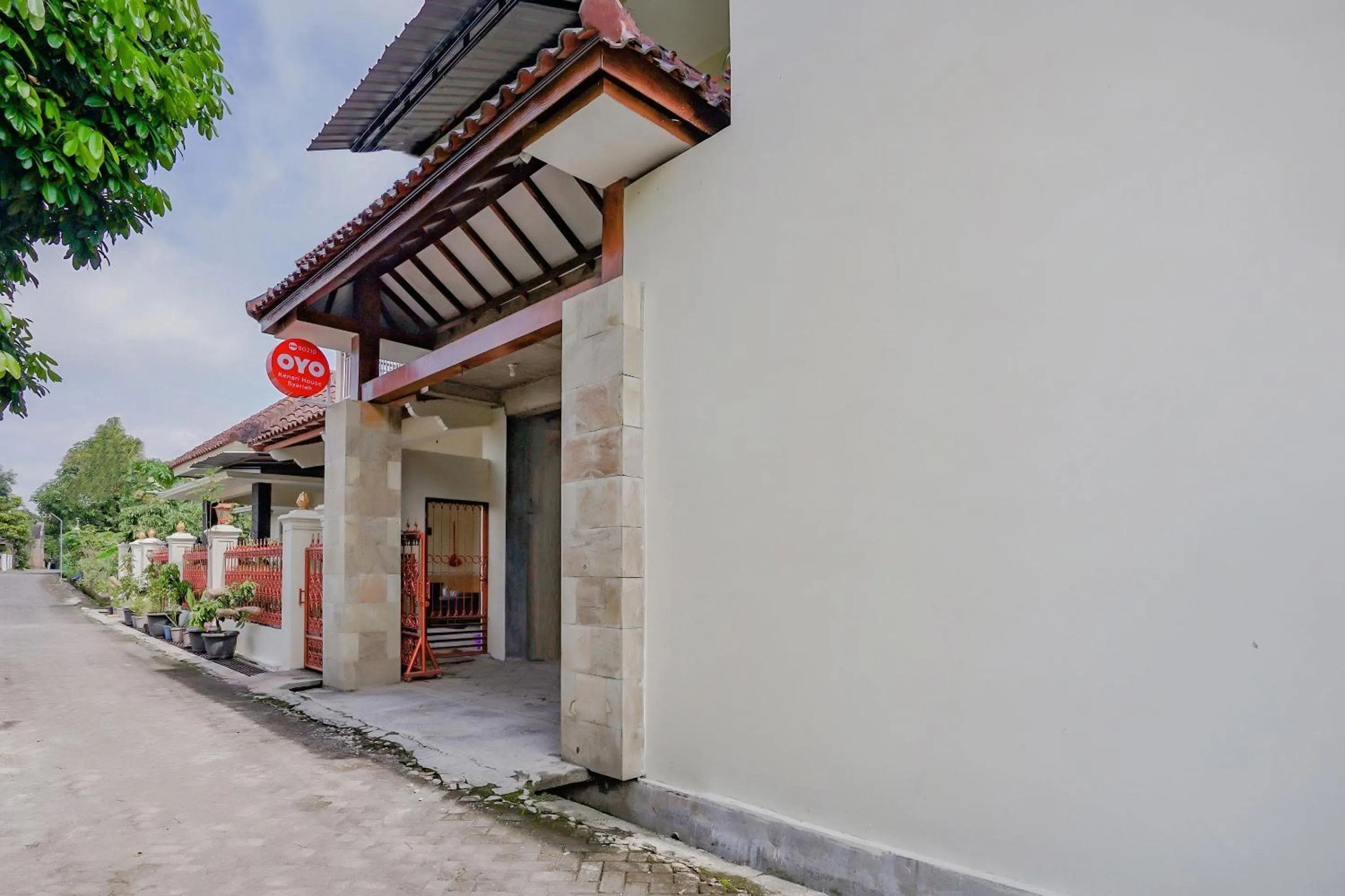 Facade/entrance in Hotel O Kenari House Syariah