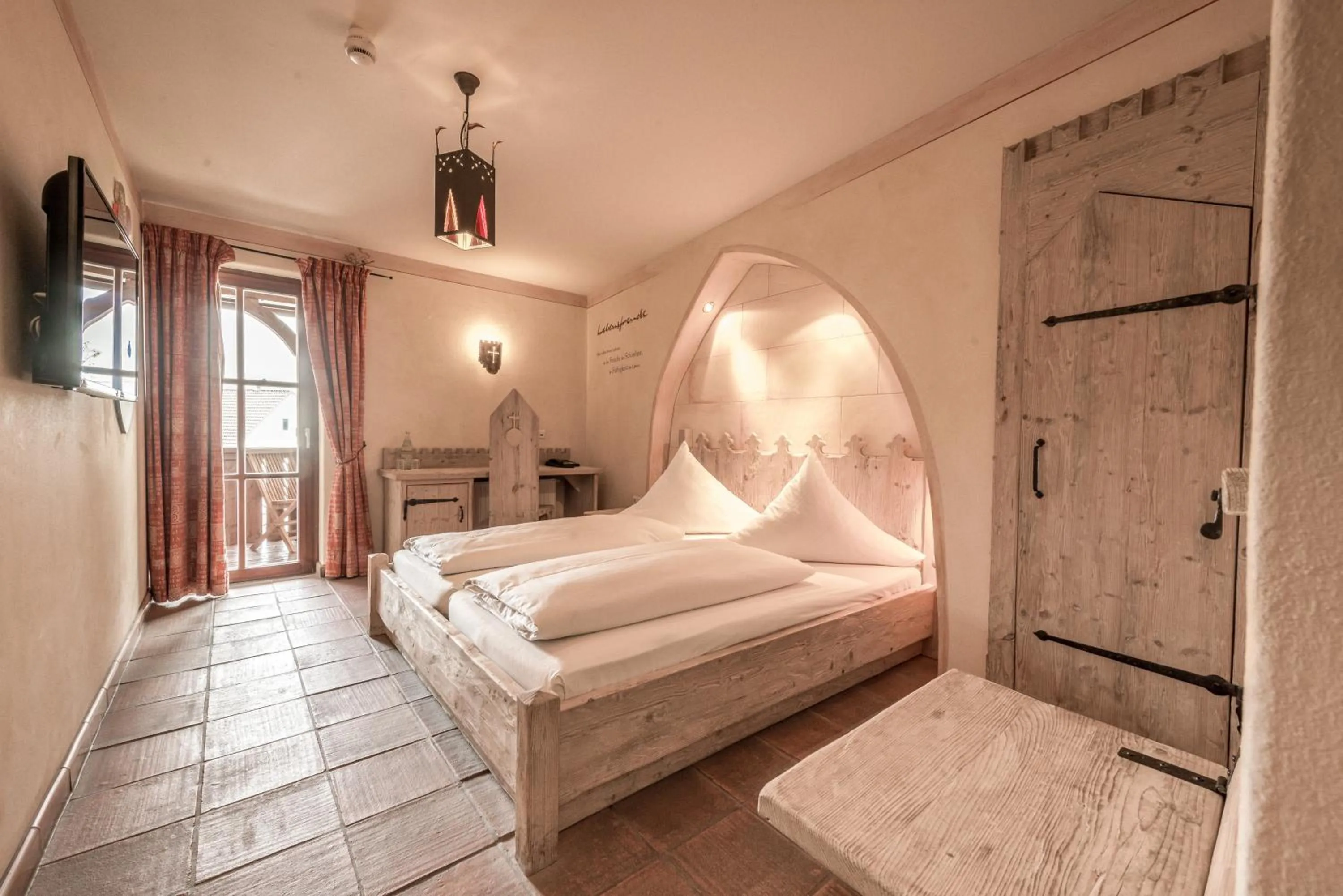 On site, Bed in Hotel Arthus