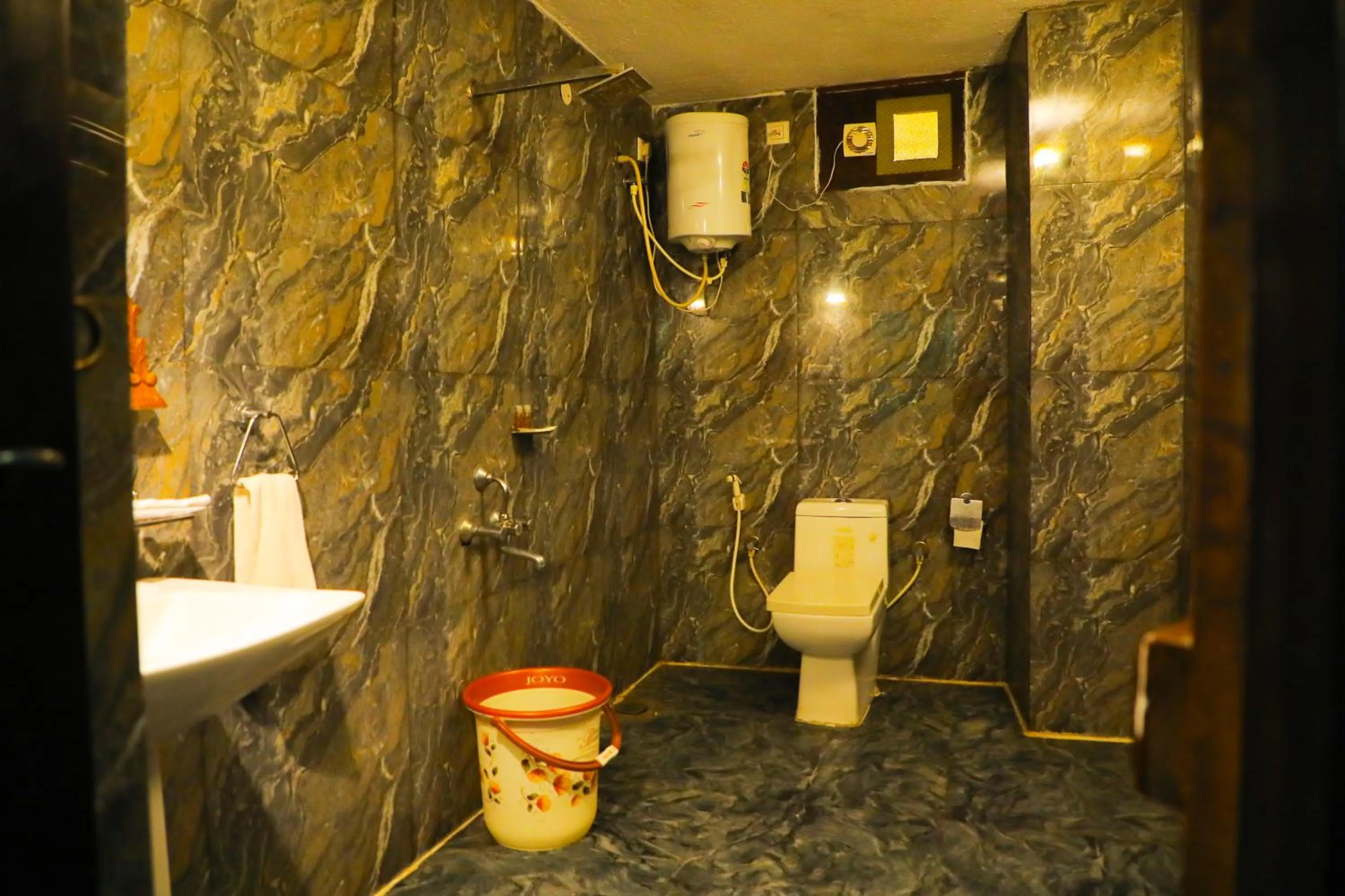 Shower in Hill Fort Hotel And Resorts Yelagiri Hills