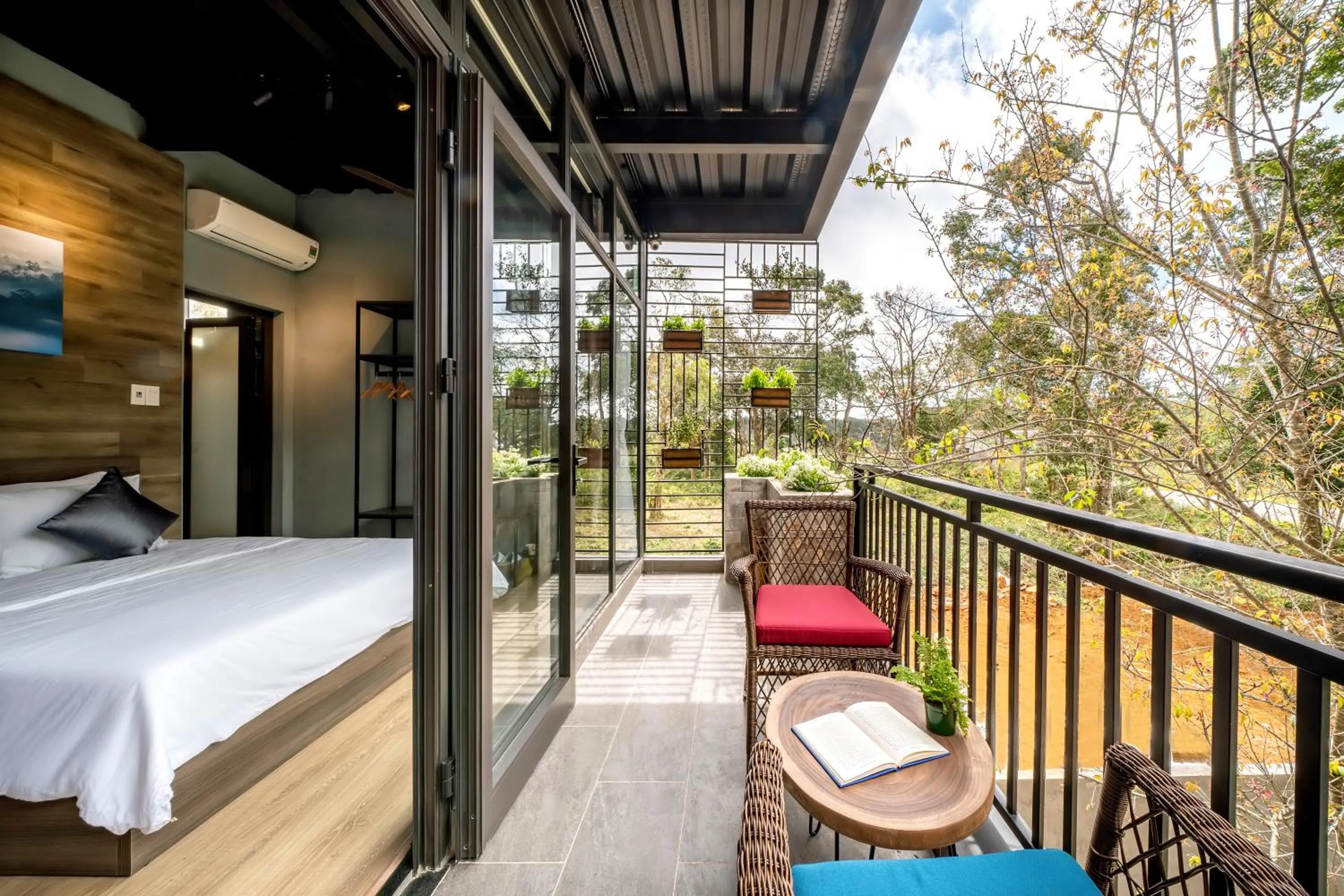Balcony/Terrace, Bed in Bach Duong Hotel