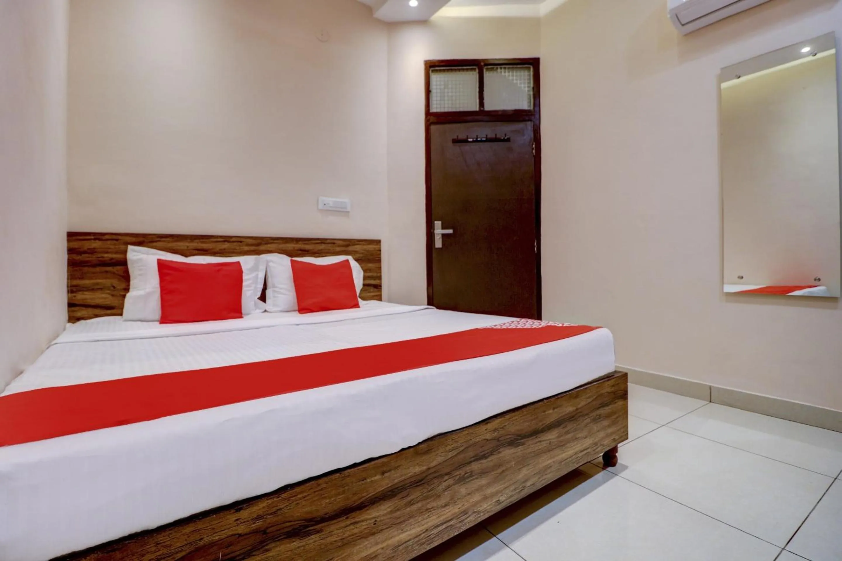 Bedroom in OYO Flagship 77562 Hotel Kabir