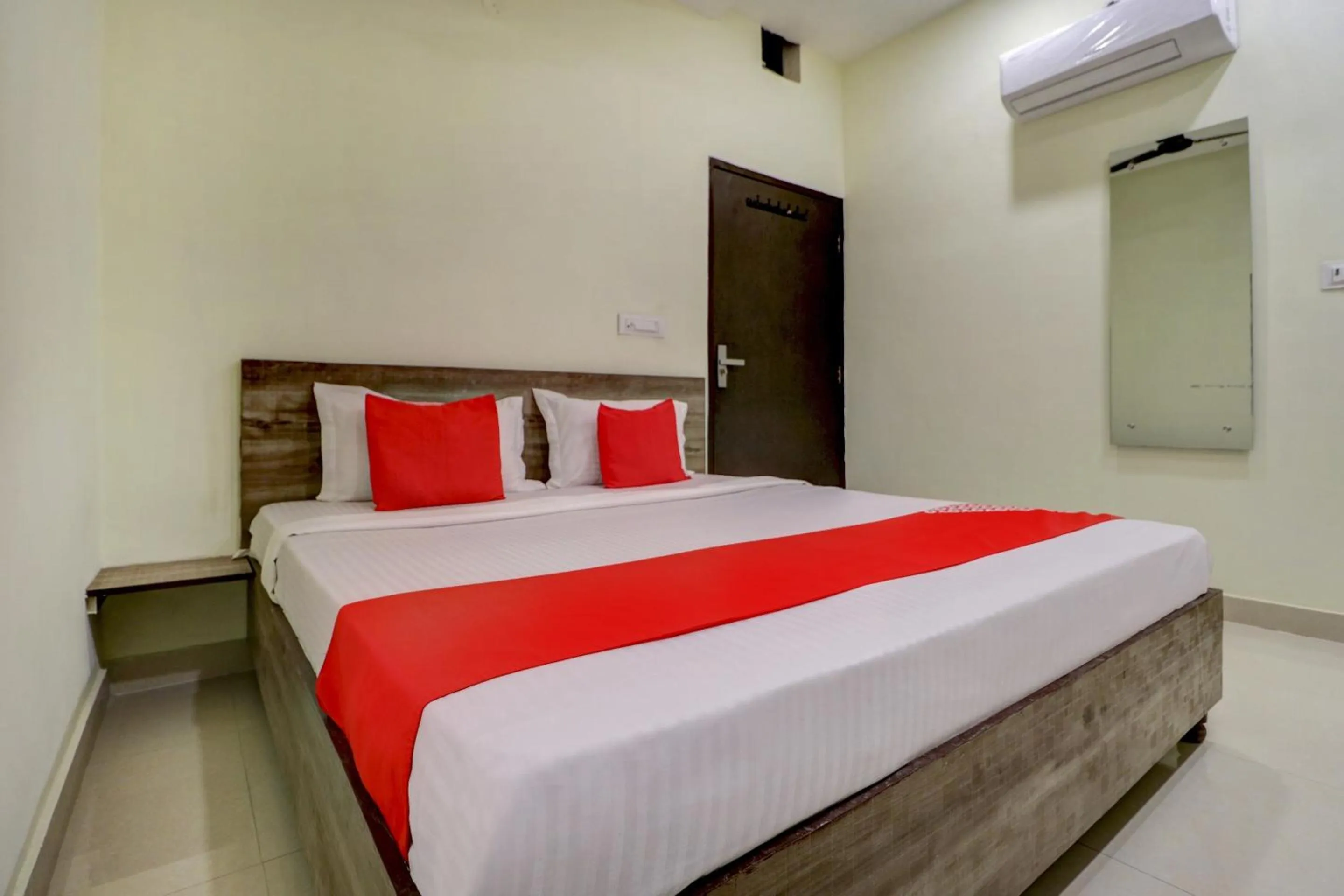 Bedroom in OYO Flagship 77562 Hotel Kabir