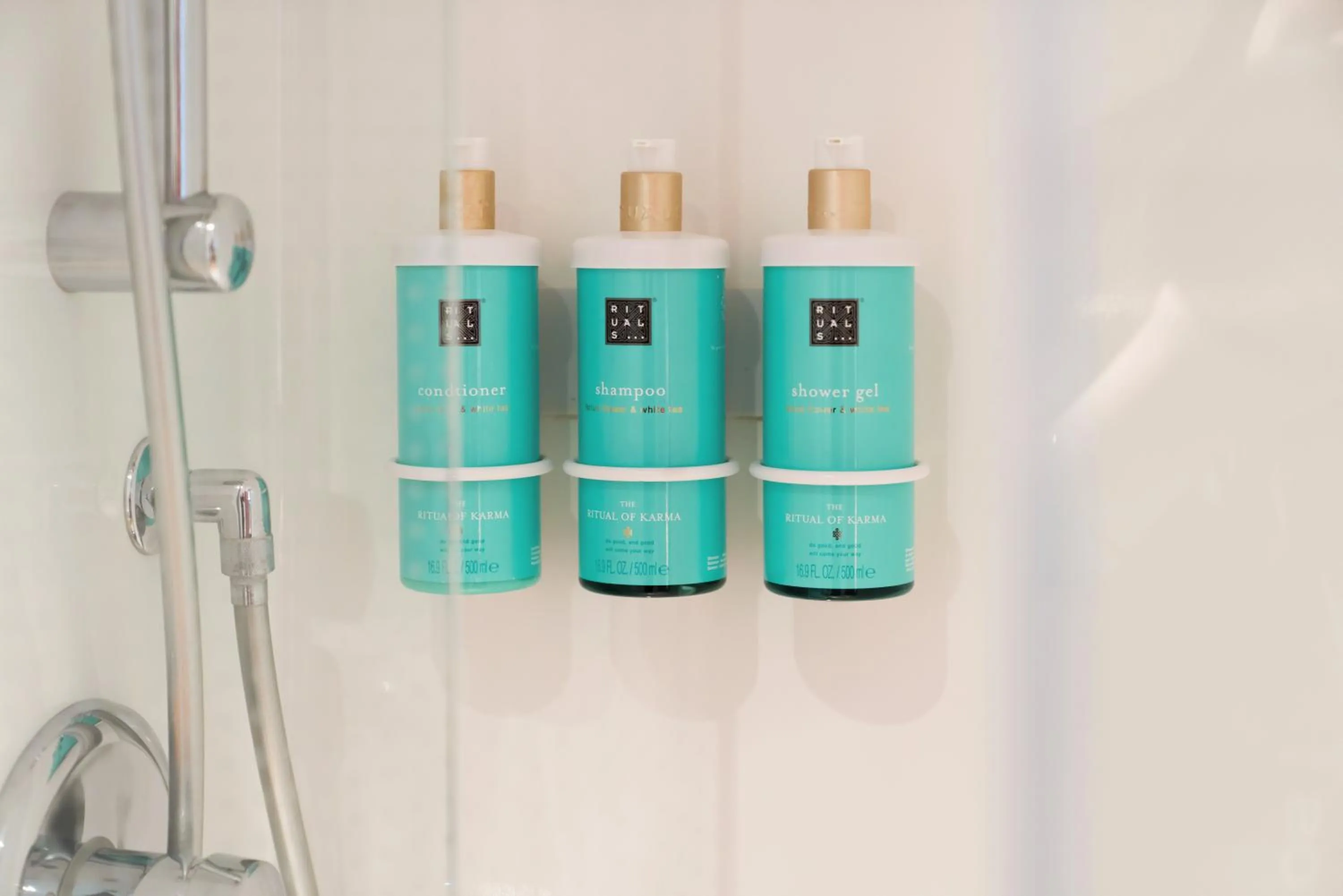 Shower in Novotel Suites Genève Aéroport