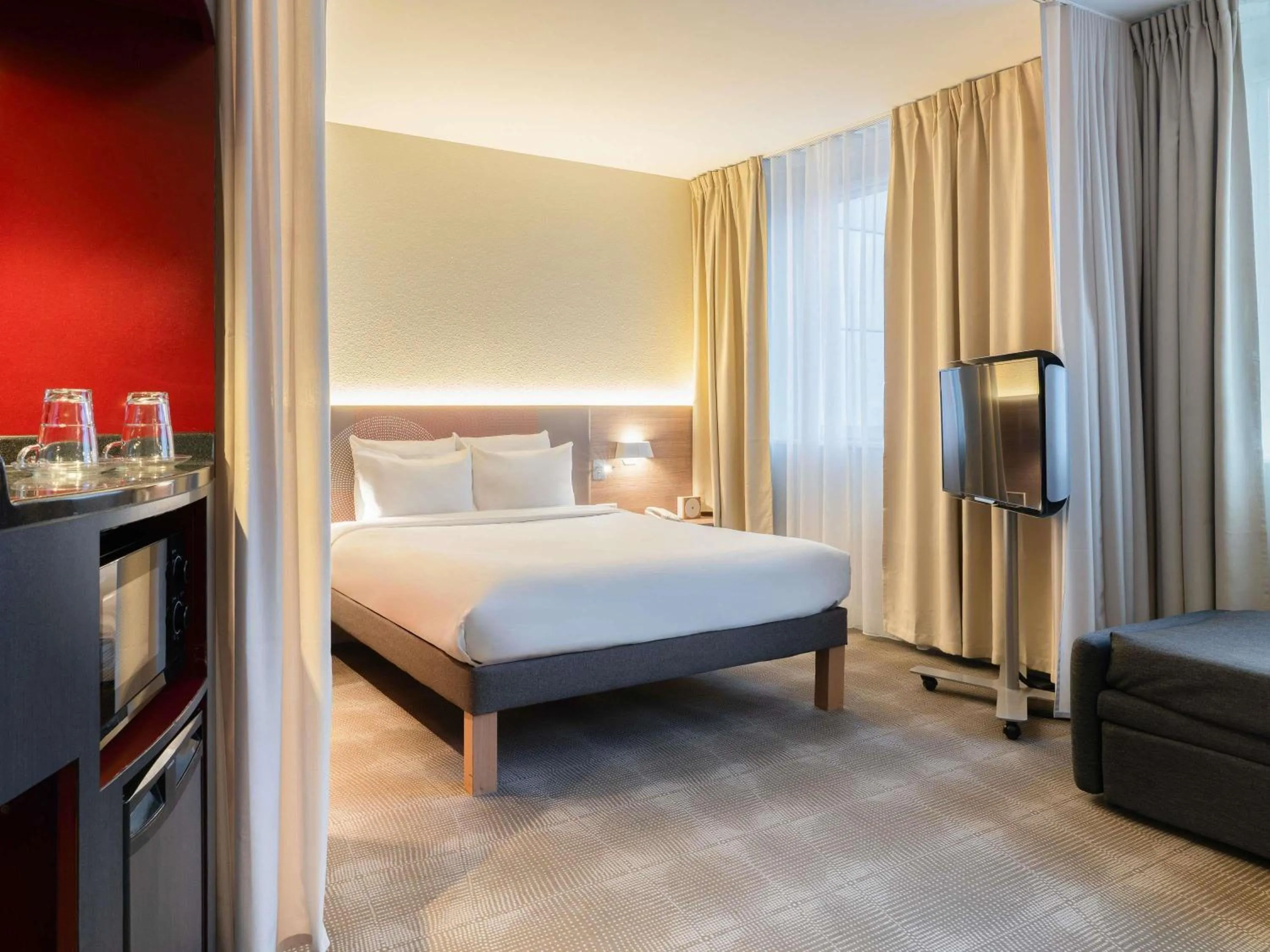 Bedroom, Bed in Novotel Suites Genève Aéroport