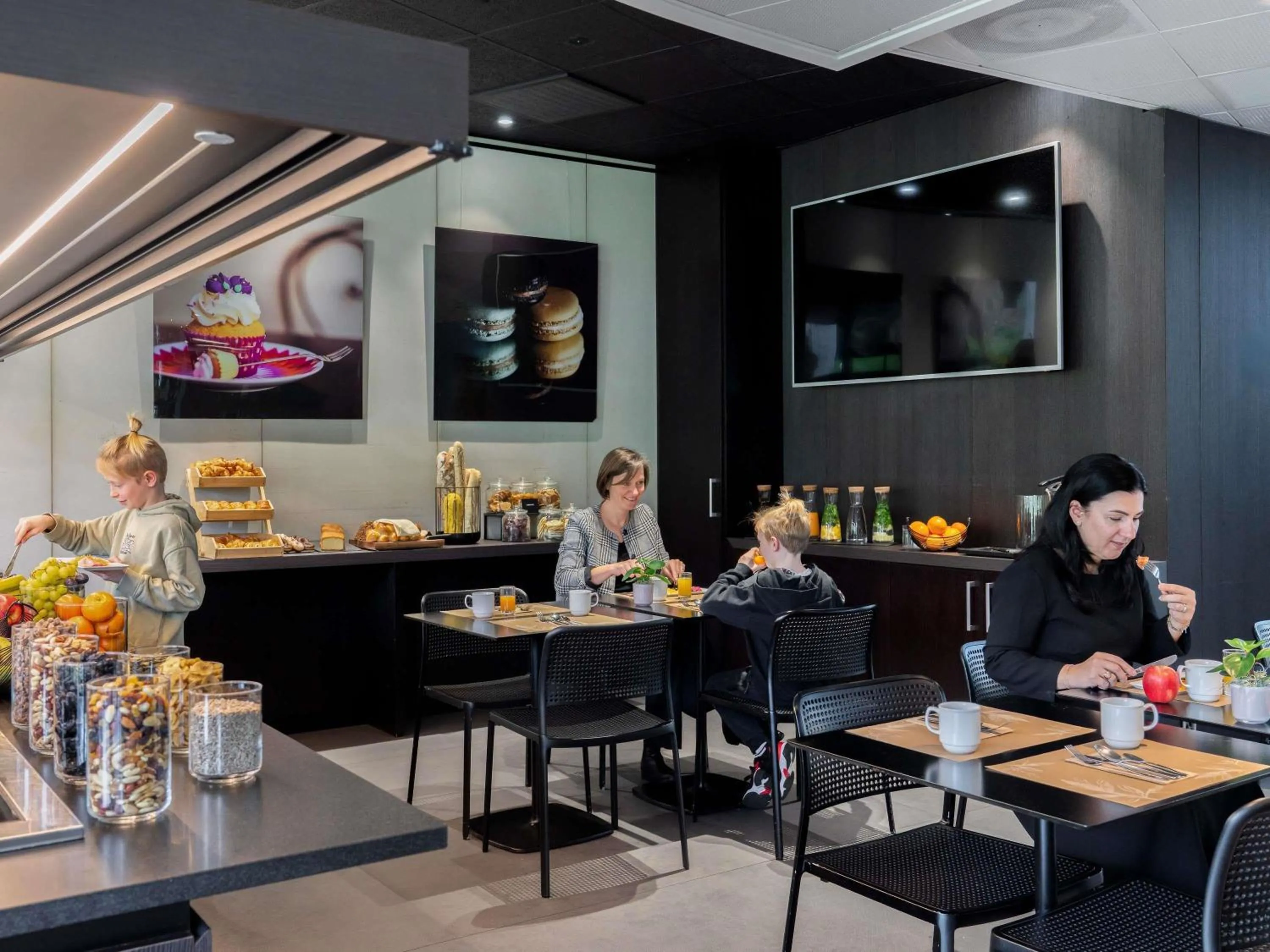 Restaurant/places to eat in Novotel Suites Genève Aéroport