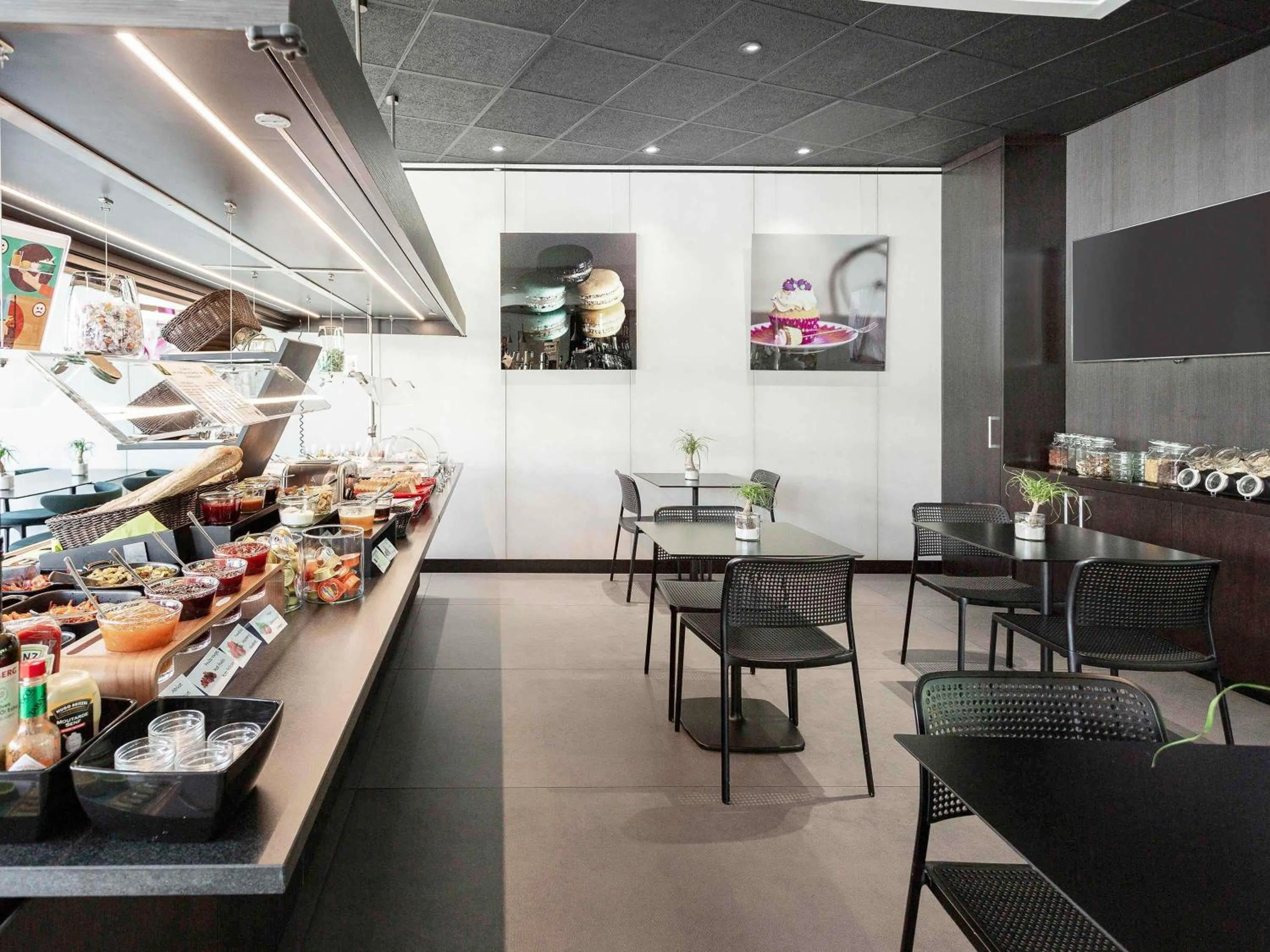 Restaurant/places to eat in Novotel Suites Genève Aéroport