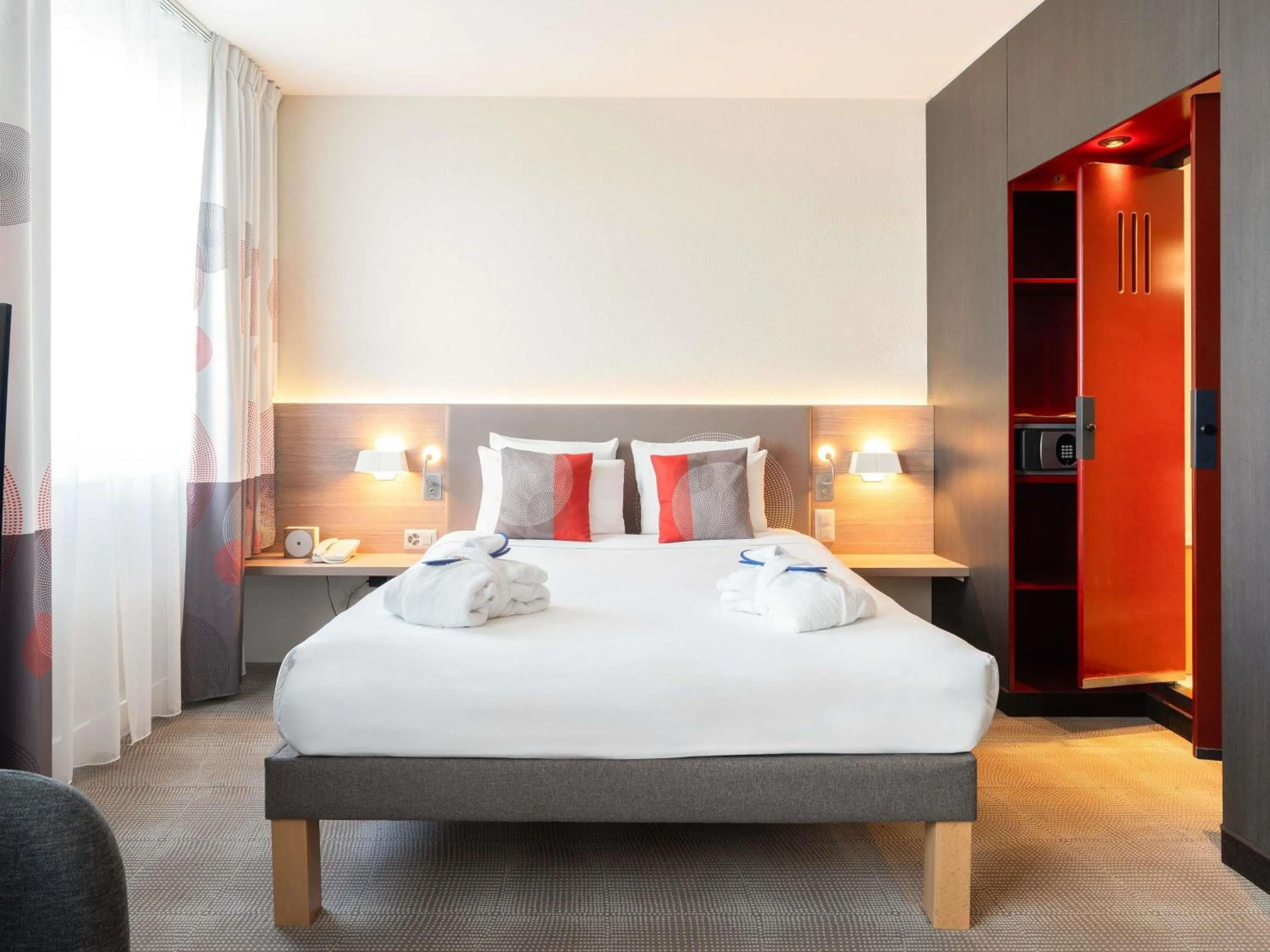 Bedroom, Bed in Novotel Suites Genève Aéroport