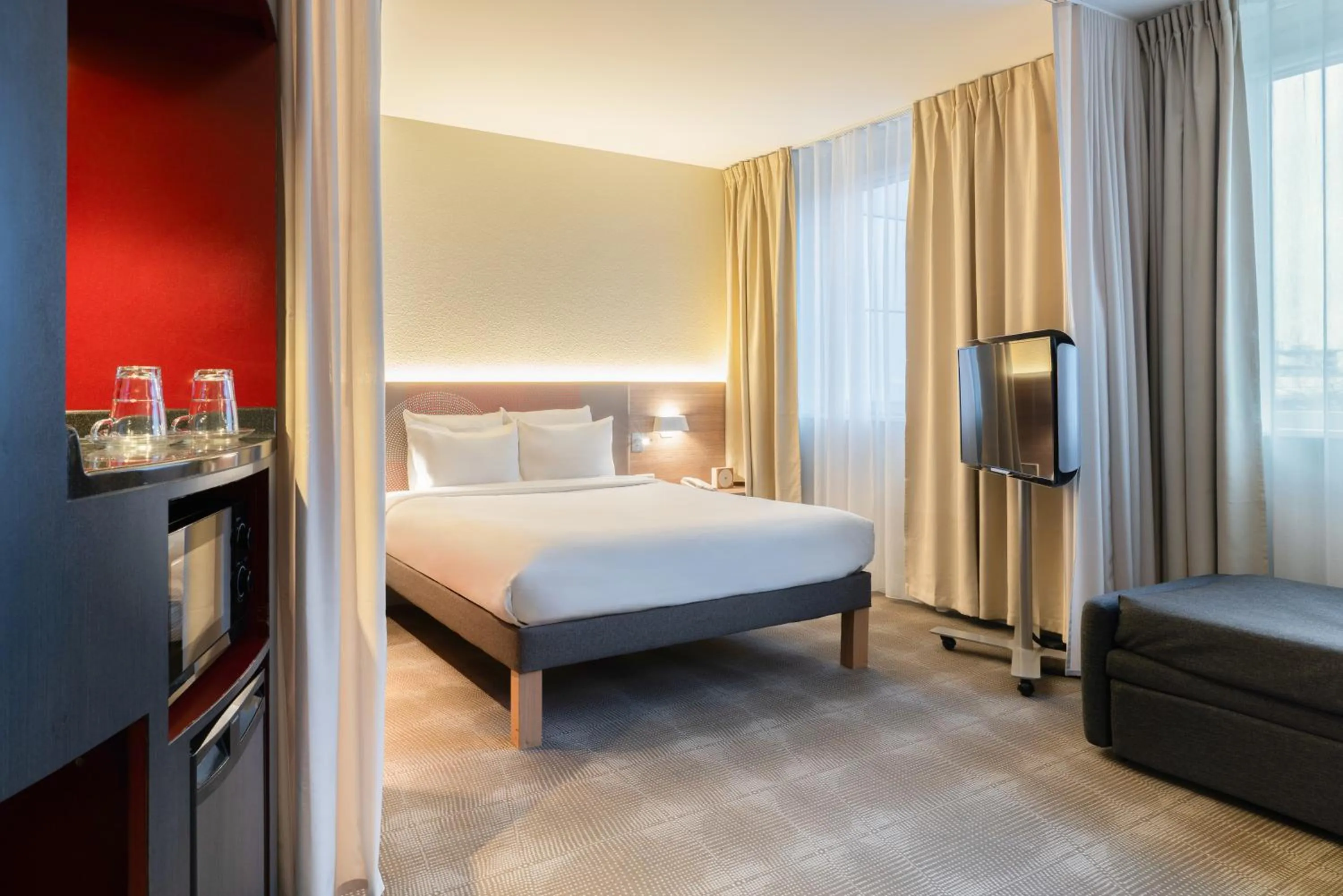 Bed in Novotel Suites Genève Aéroport