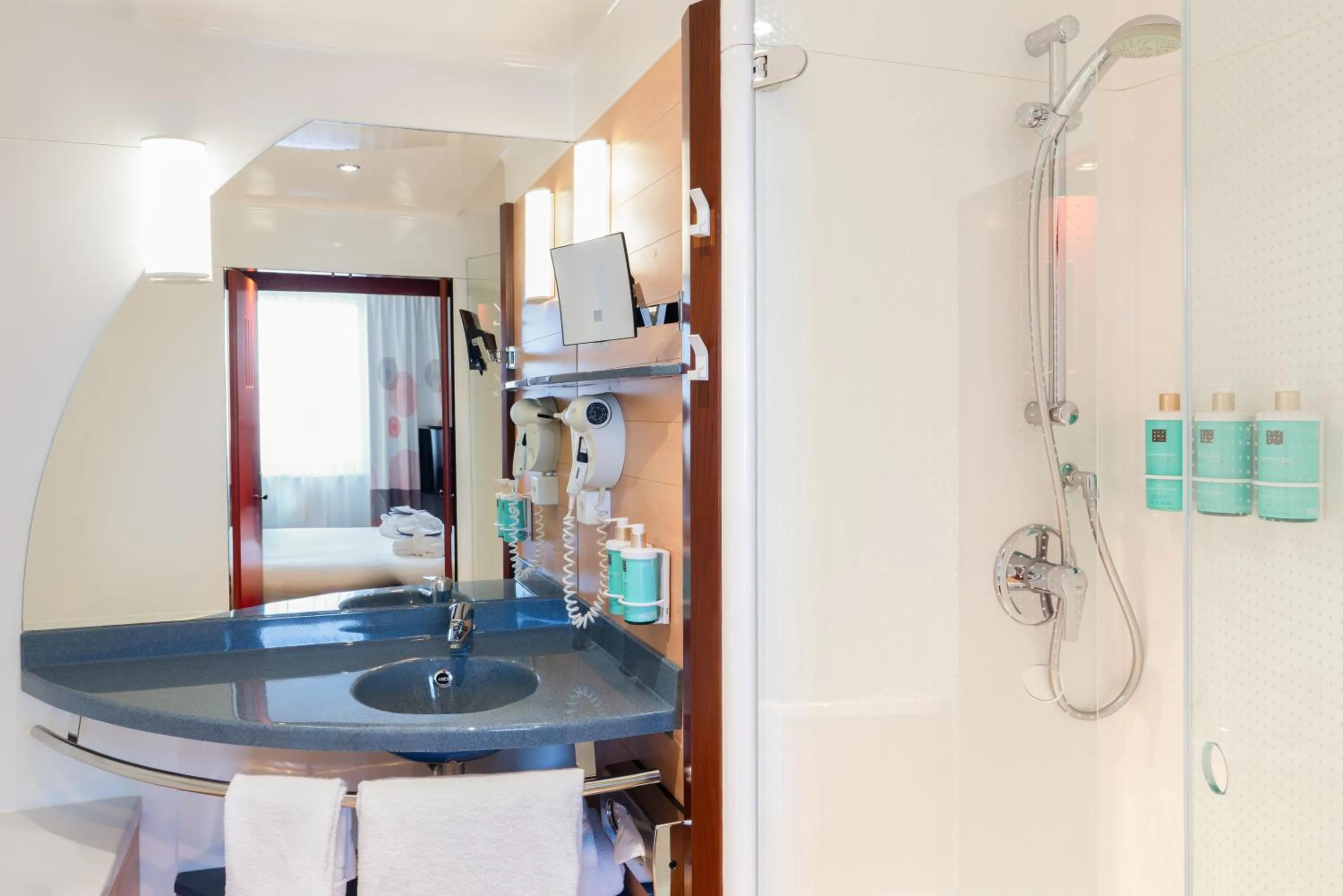 Shower in Novotel Suites Genève Aéroport