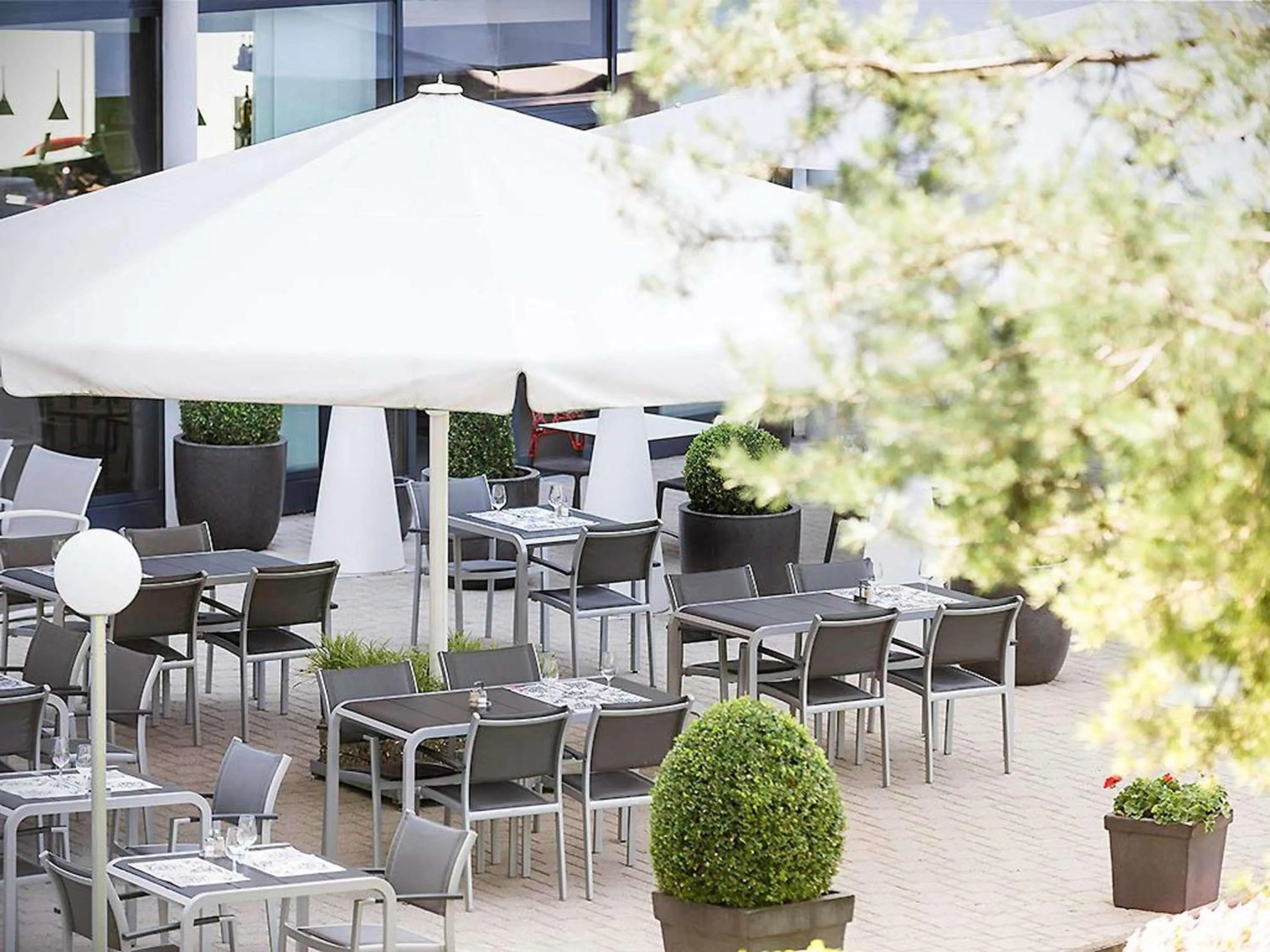 Restaurant/places to eat in Novotel Suites Genève Aéroport