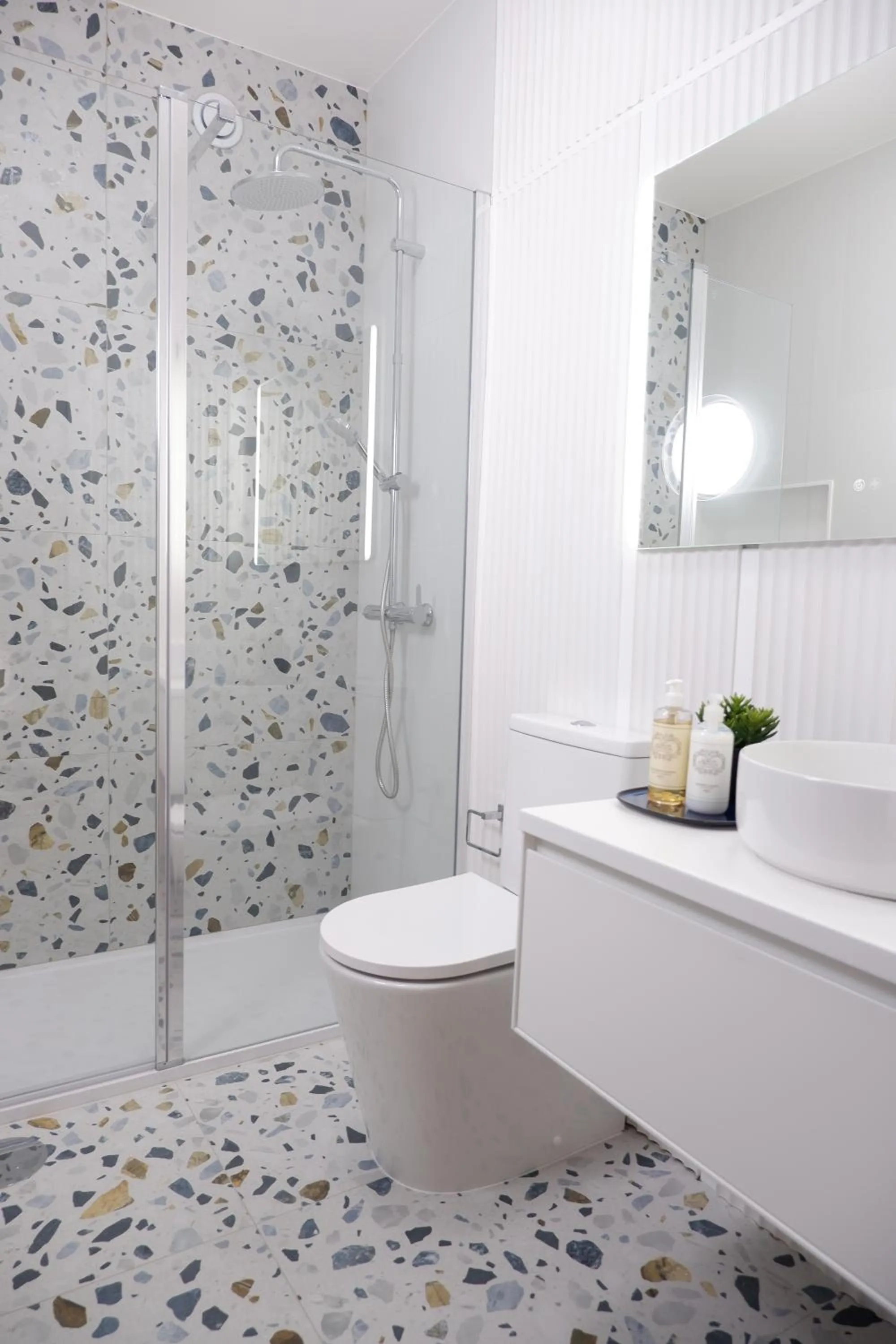 Toilet in Porto Family Home by MP - Renovated