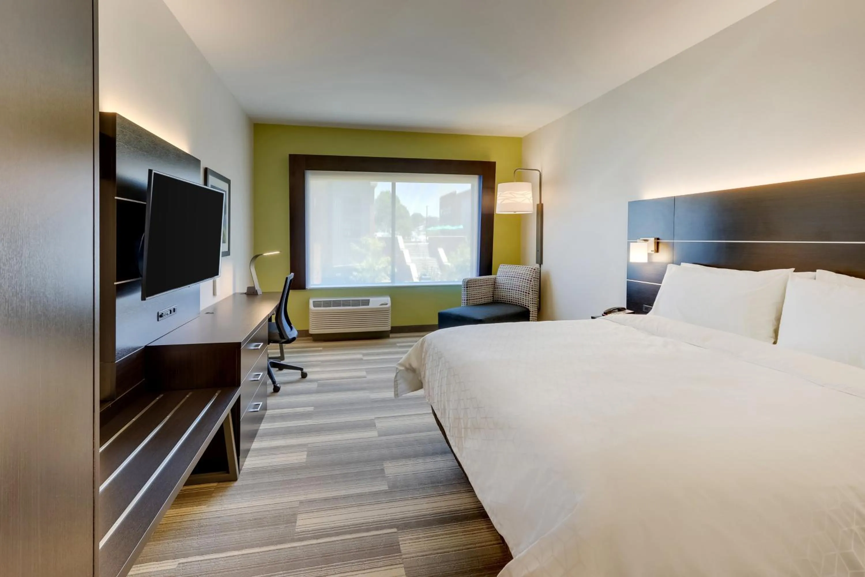 Bedroom, Bed in Holiday Inn Express & Suites - Winston - Salem SW - Clemmons by IHG