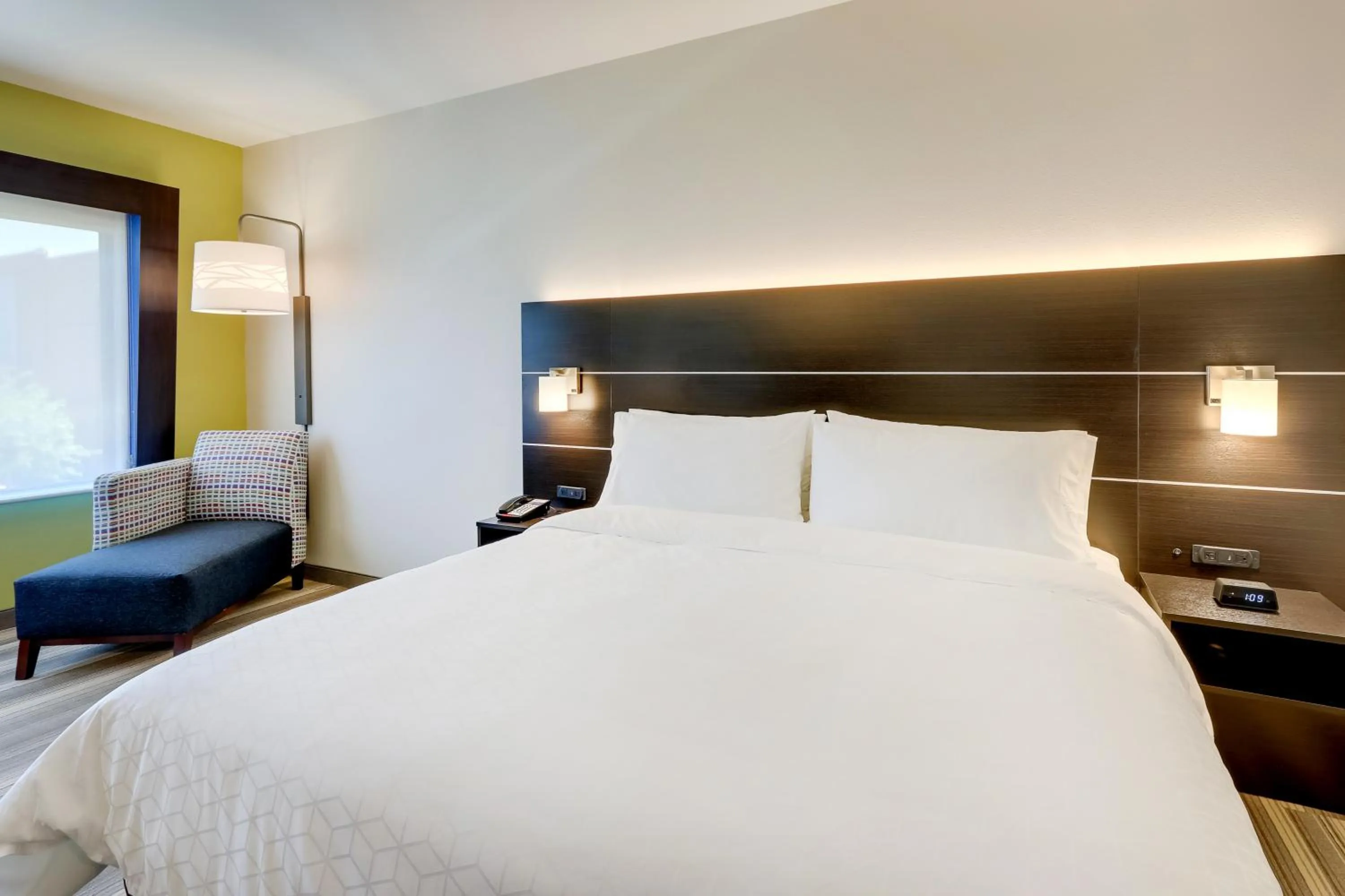 Bedroom, Bed in Holiday Inn Express & Suites - Winston - Salem SW - Clemmons by IHG