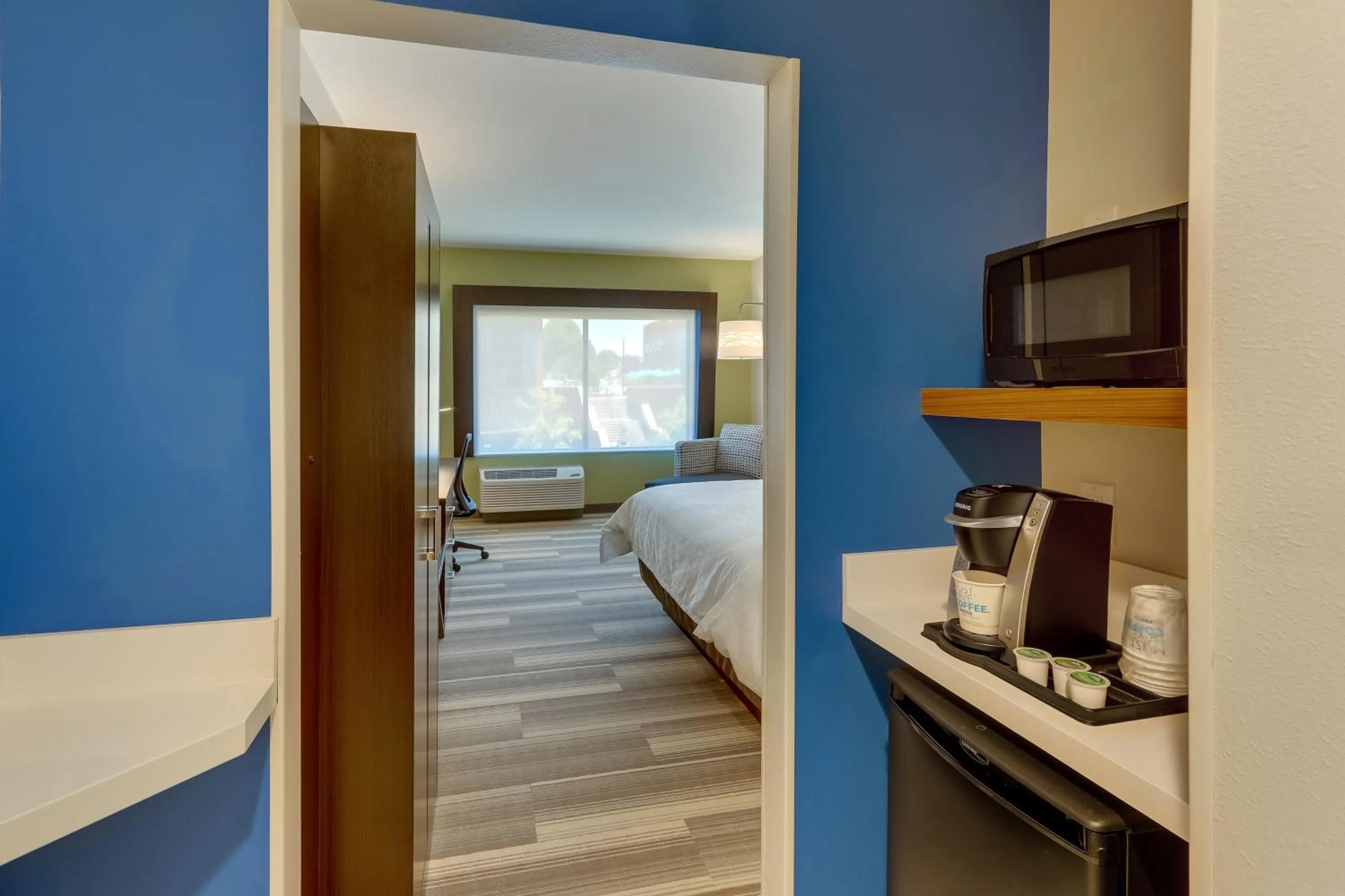 Bedroom, Bed in Holiday Inn Express & Suites - Winston - Salem SW - Clemmons by IHG