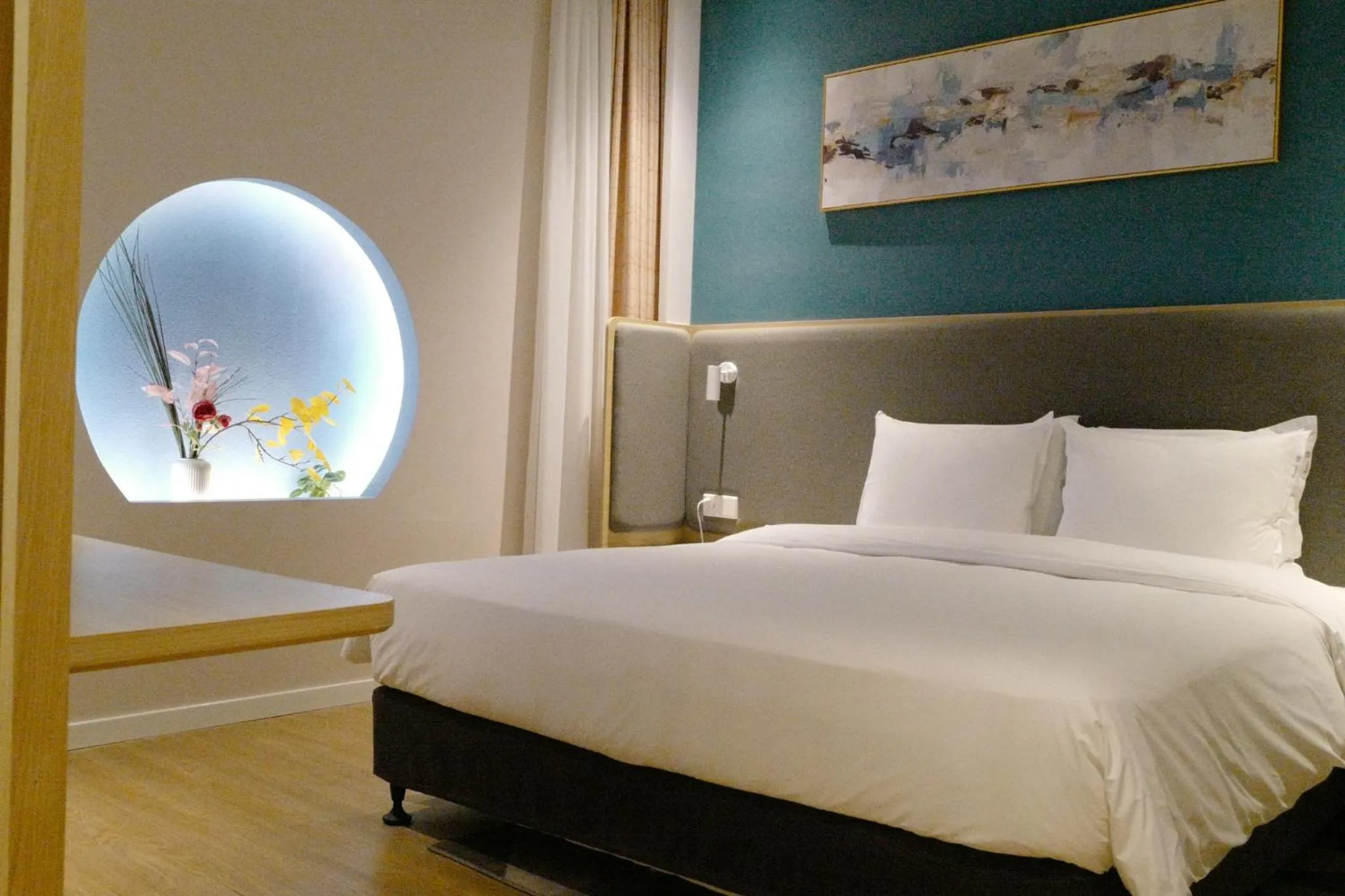 Photo of the whole room, Bed in Holiday Inn Express Shanghai Pudong Zhangjiang by IHG - 20 minutes to New International Expo Center and Disneyland