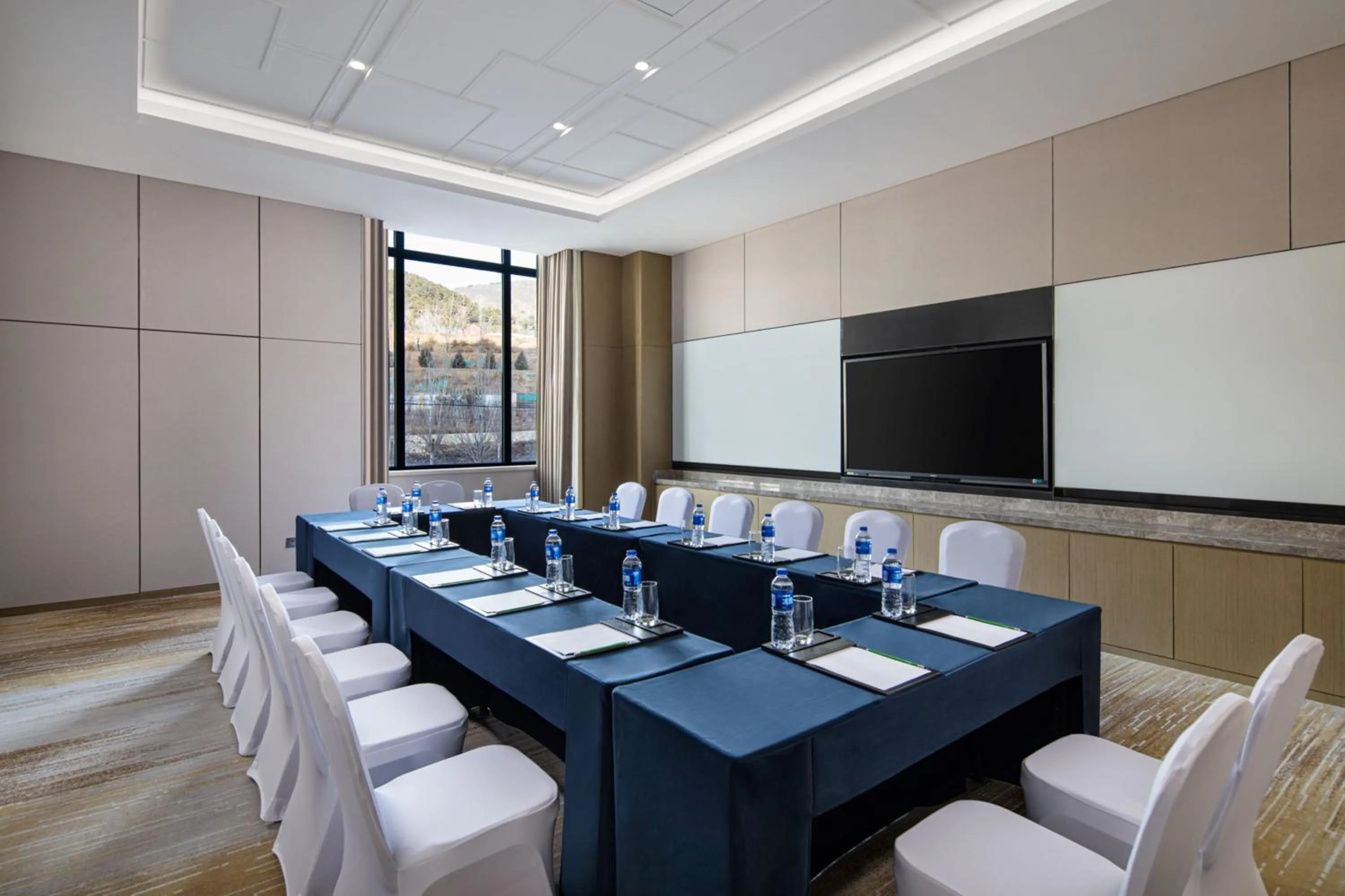 Meeting/conference room in Holiday Inn Chengde Park View by IHG