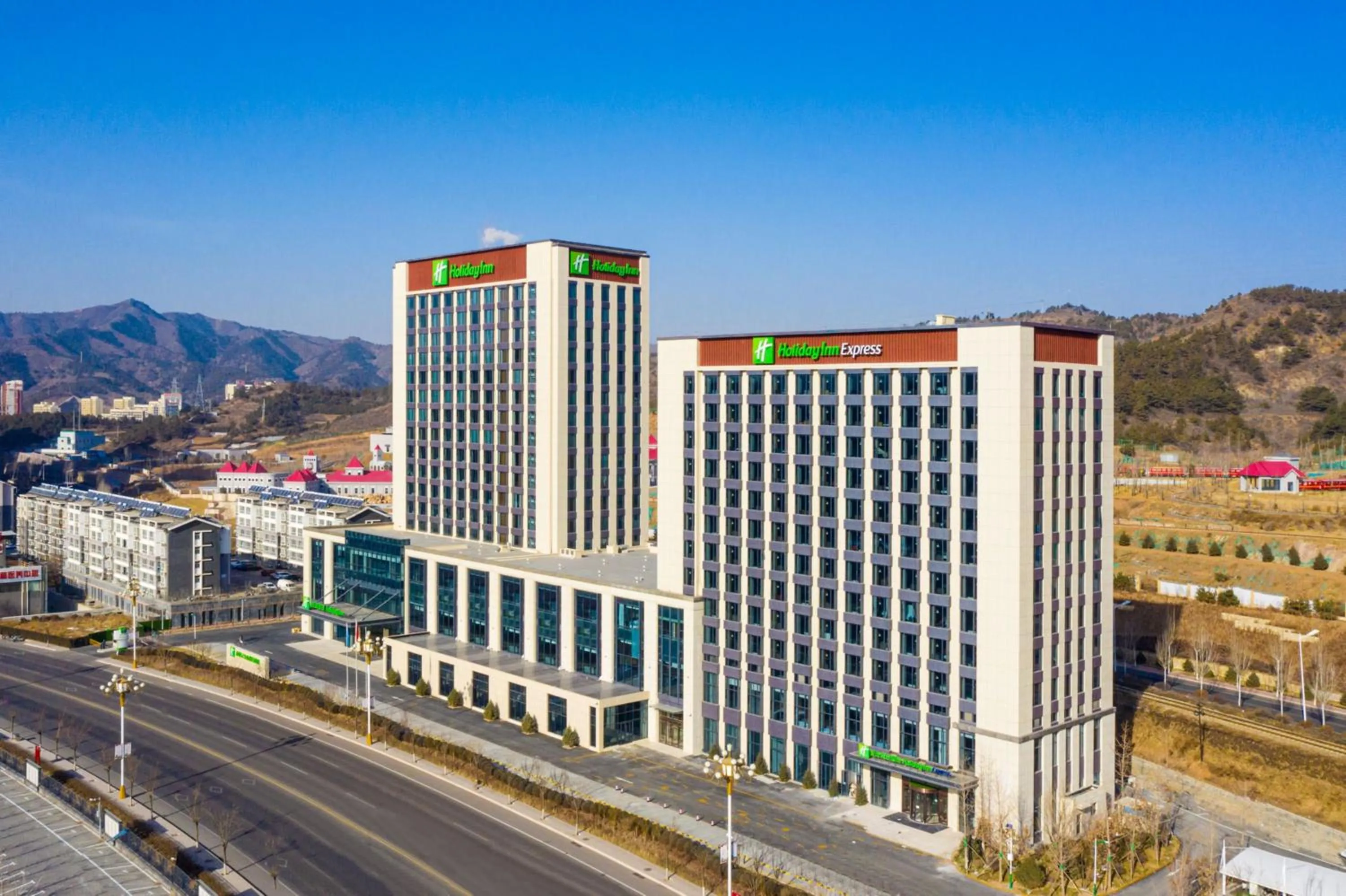 Property building in Holiday Inn Chengde Park View by IHG