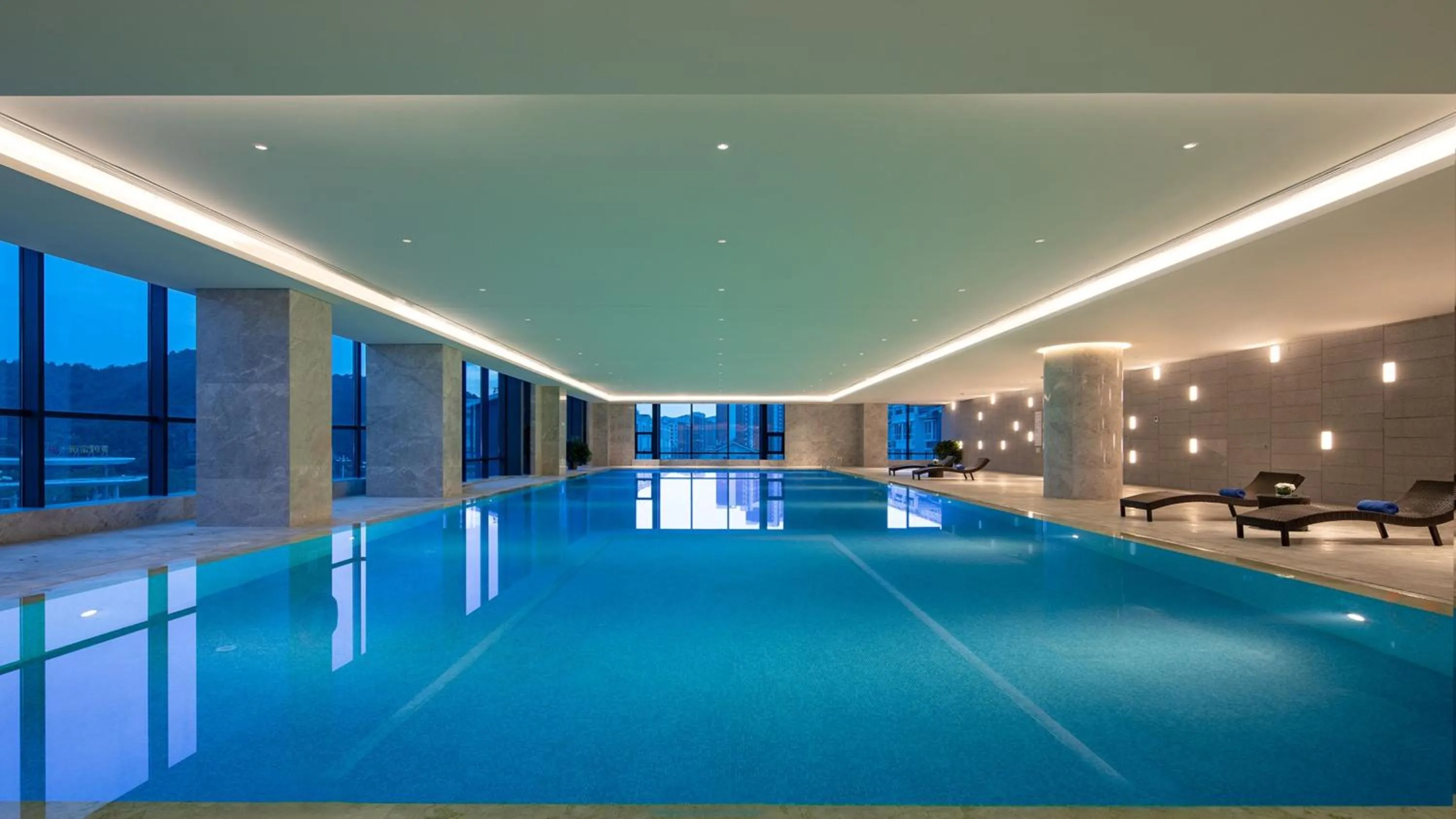 Swimming pool in Holiday Inn Express Chengde Park View by IHG
