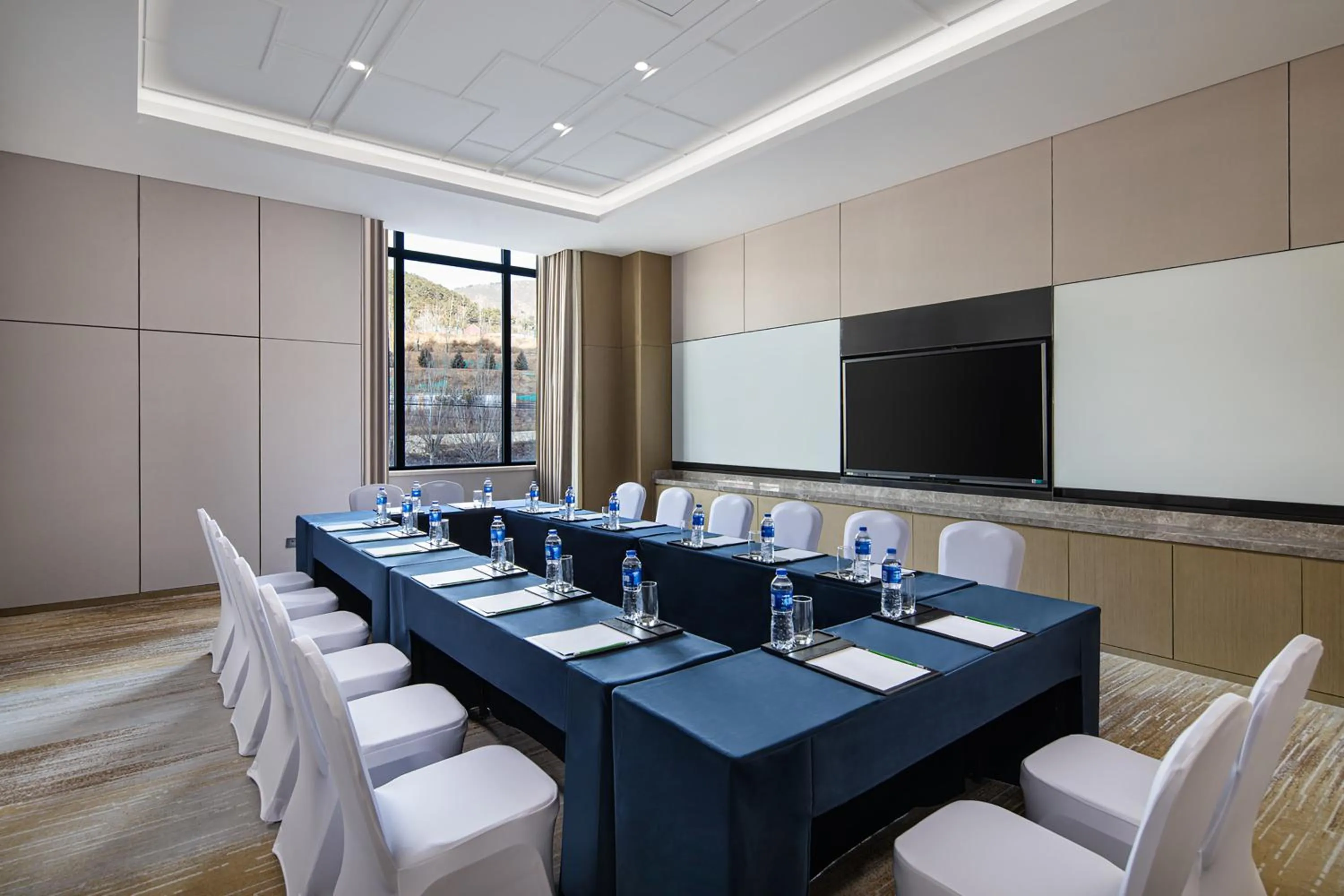 Meeting/conference room in Holiday Inn Express Chengde Park View by IHG