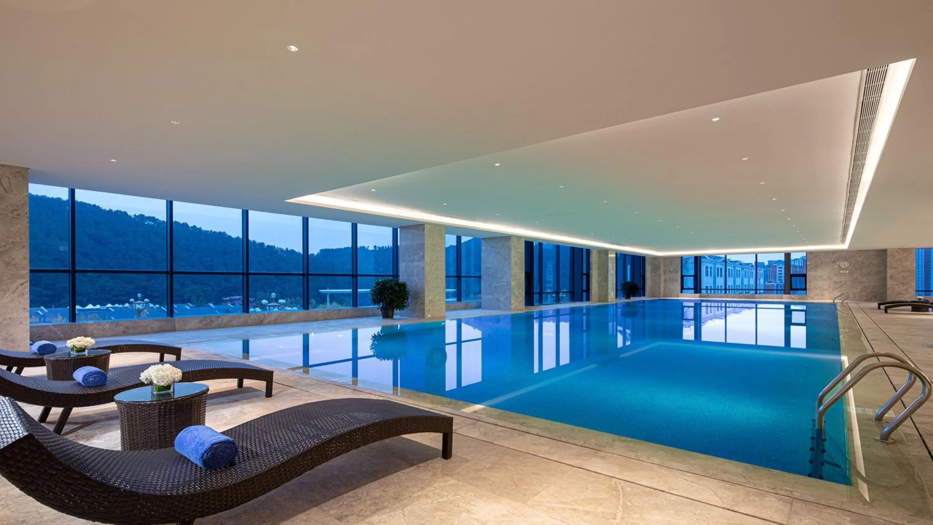 Swimming pool in Holiday Inn Express Chengde Park View by IHG