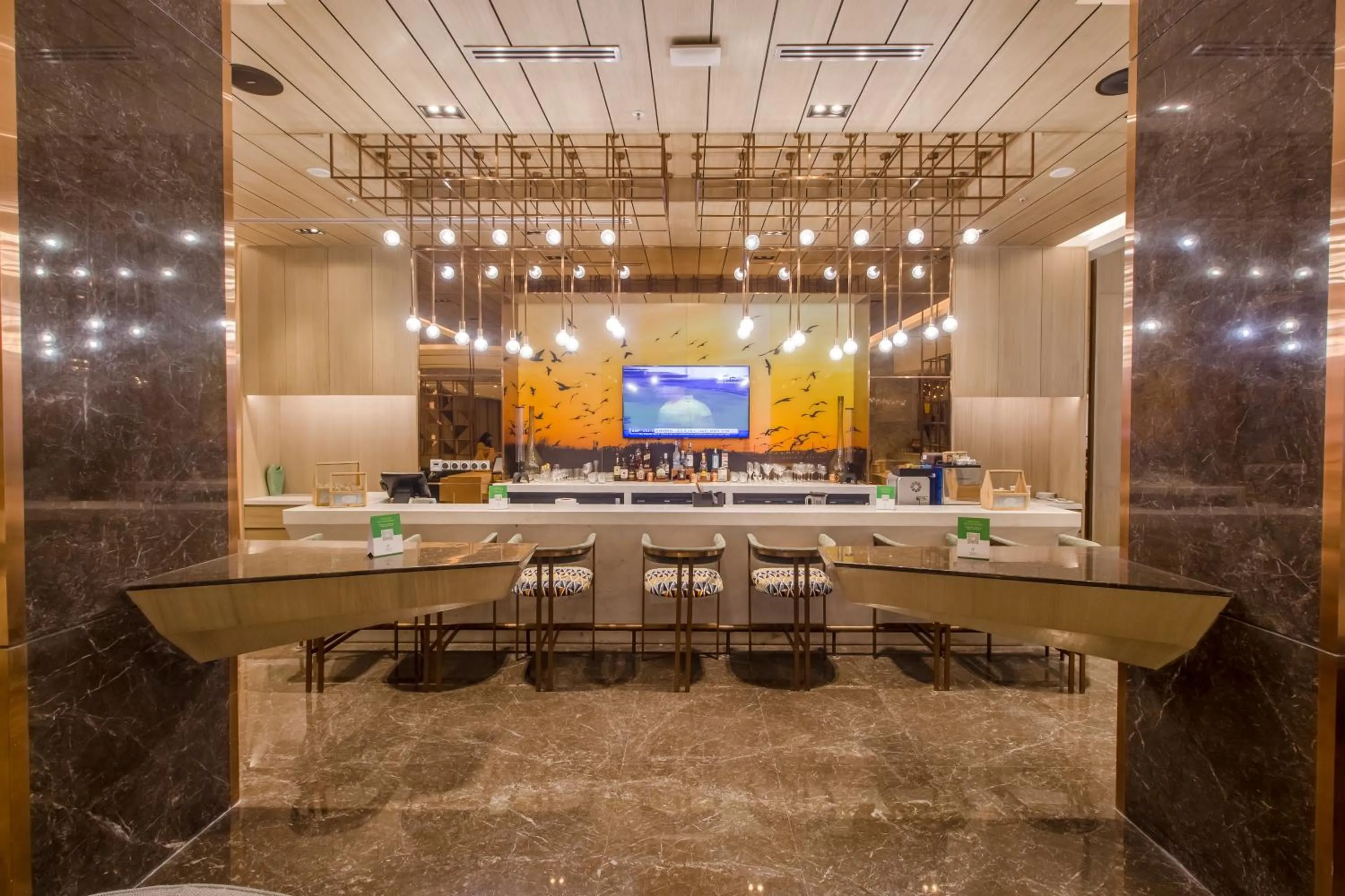 Lounge or bar in Holiday Inn Chandigarh Zirakpur by IHG