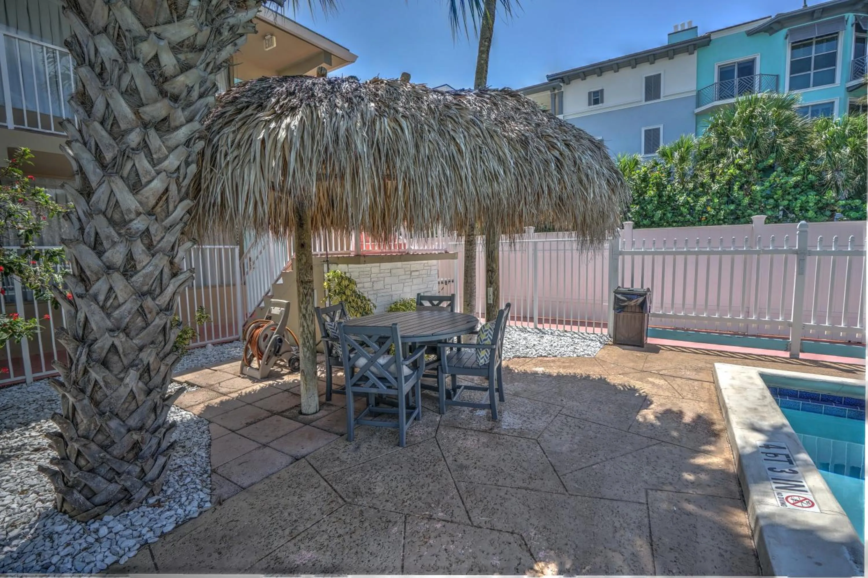 Swimming pool in Castle by the Sea Motel