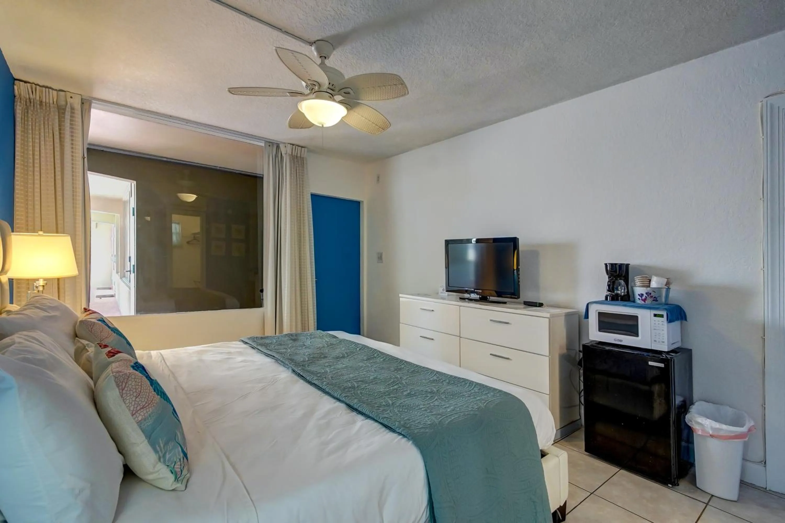 Bedroom, Bed in Castle by the Sea Motel