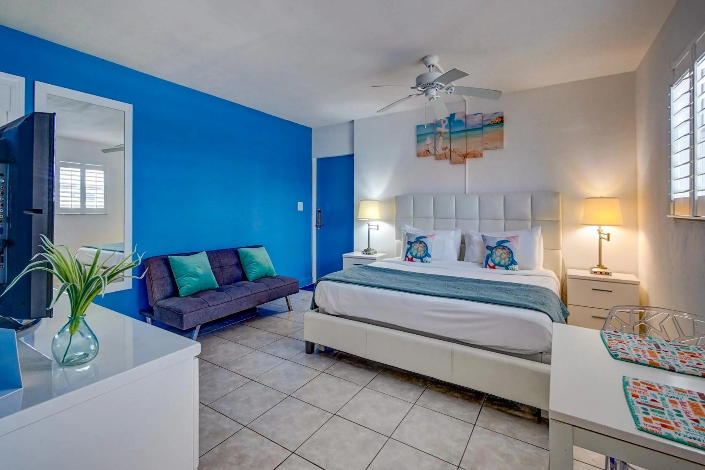 Bedroom, Bed in Castle by the Sea Motel