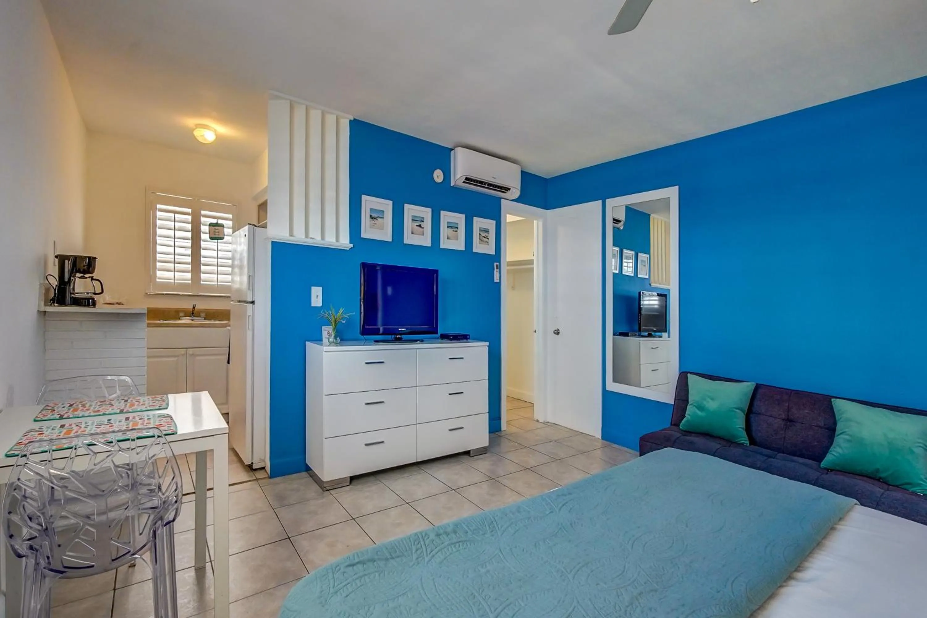 Bedroom, Bed in Castle by the Sea Motel