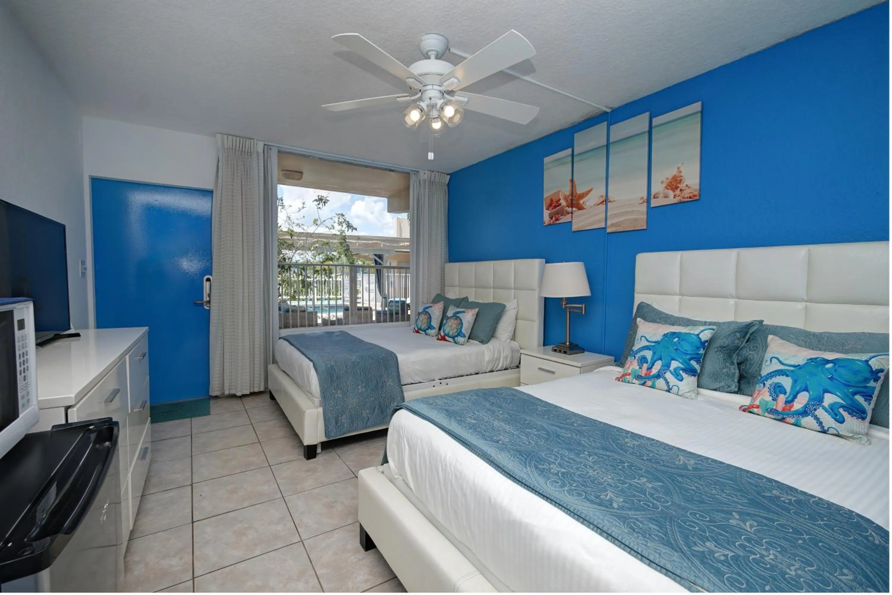 Bedroom, Bed in Castle by the Sea Motel