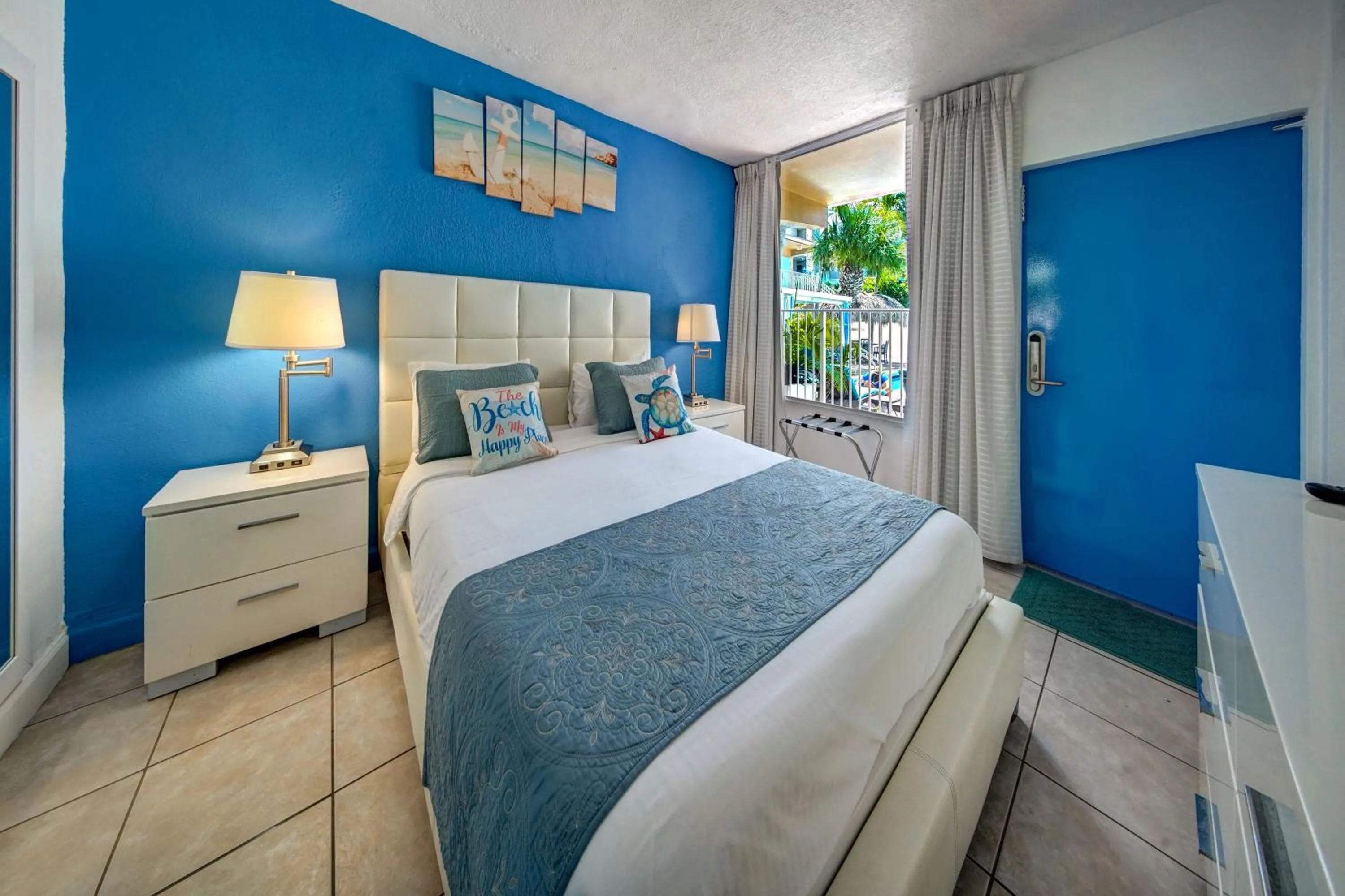 Bedroom, Bed in Castle by the Sea Motel