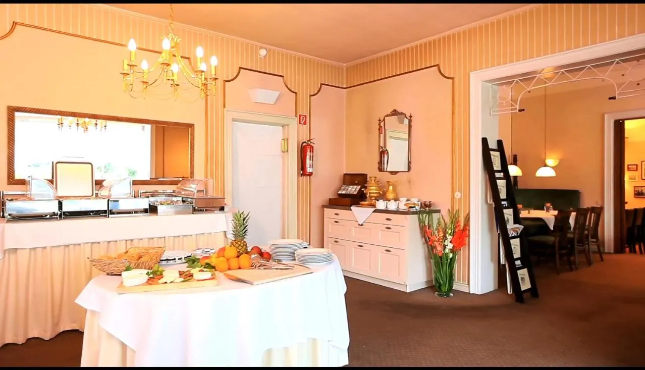 Restaurant/places to eat in Hotel Royal