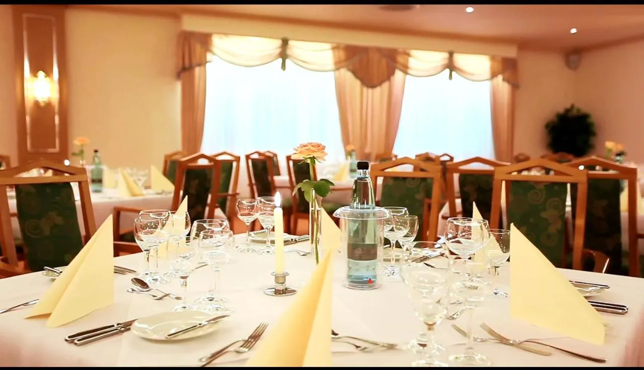 Restaurant/places to eat in Hotel Royal