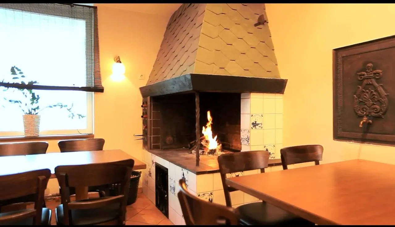 Restaurant/places to eat in Hotel Royal