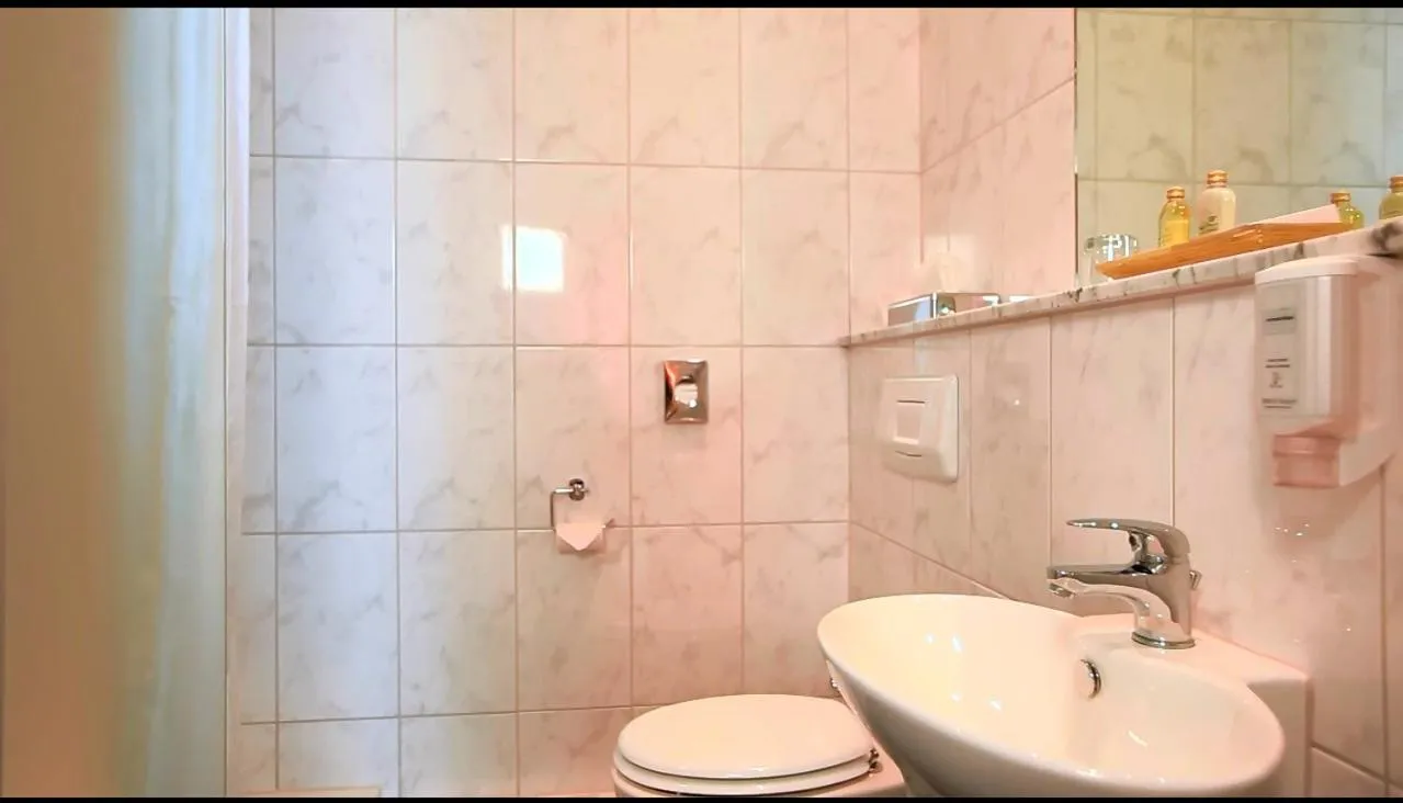 Bathroom in Hotel Royal