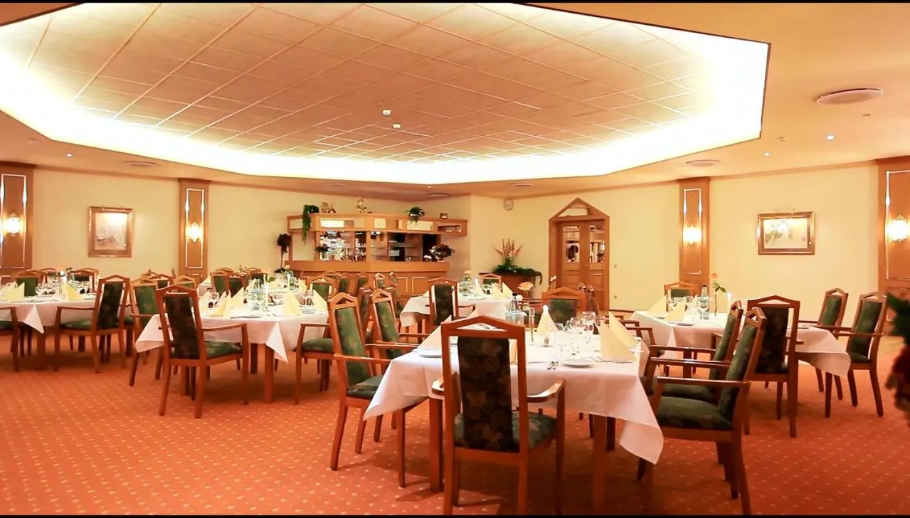Restaurant/places to eat in Hotel Royal