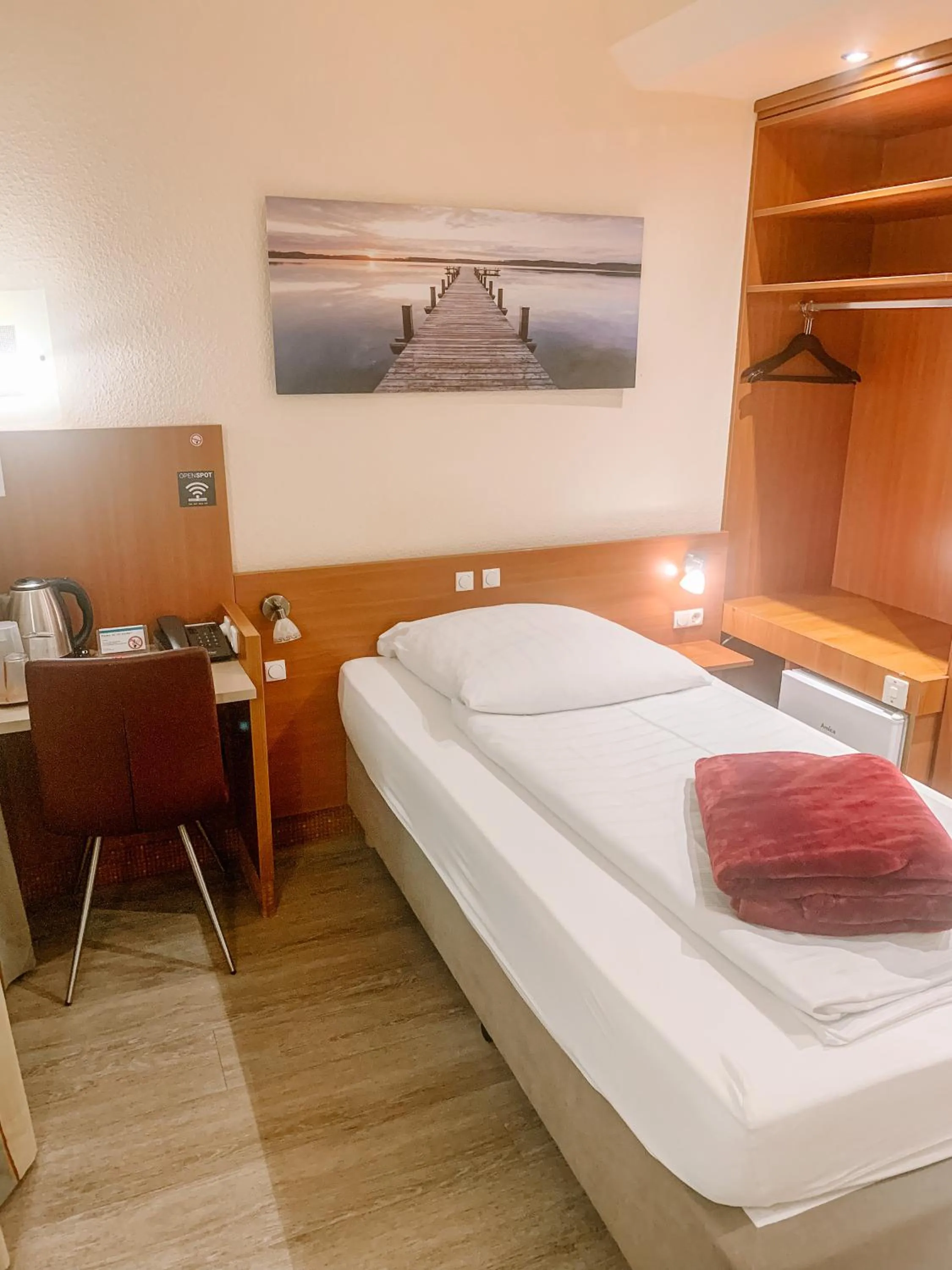 Photo of the whole room, Bed in Hotel Falk