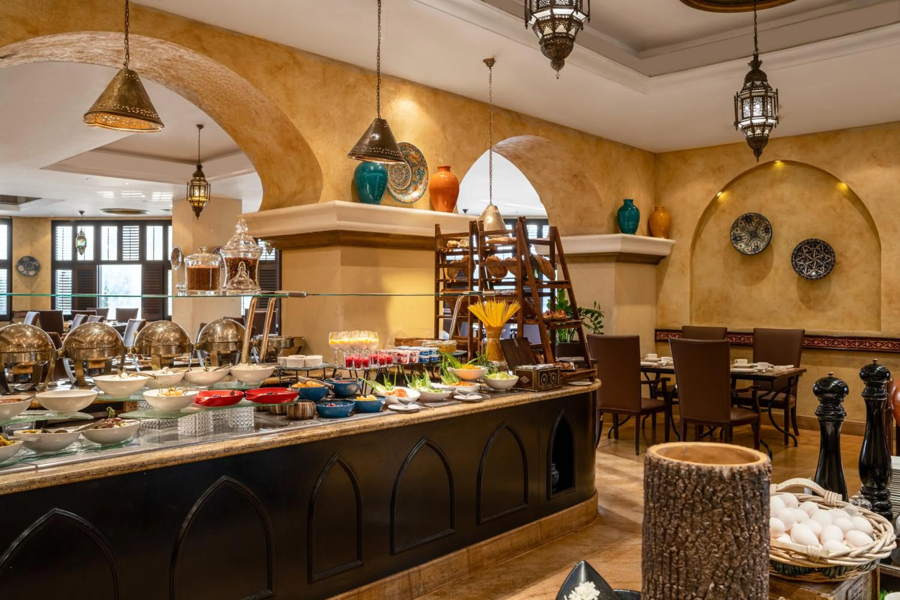 Restaurant/places to eat in Mercure Grand Hotel Seef - All Suites