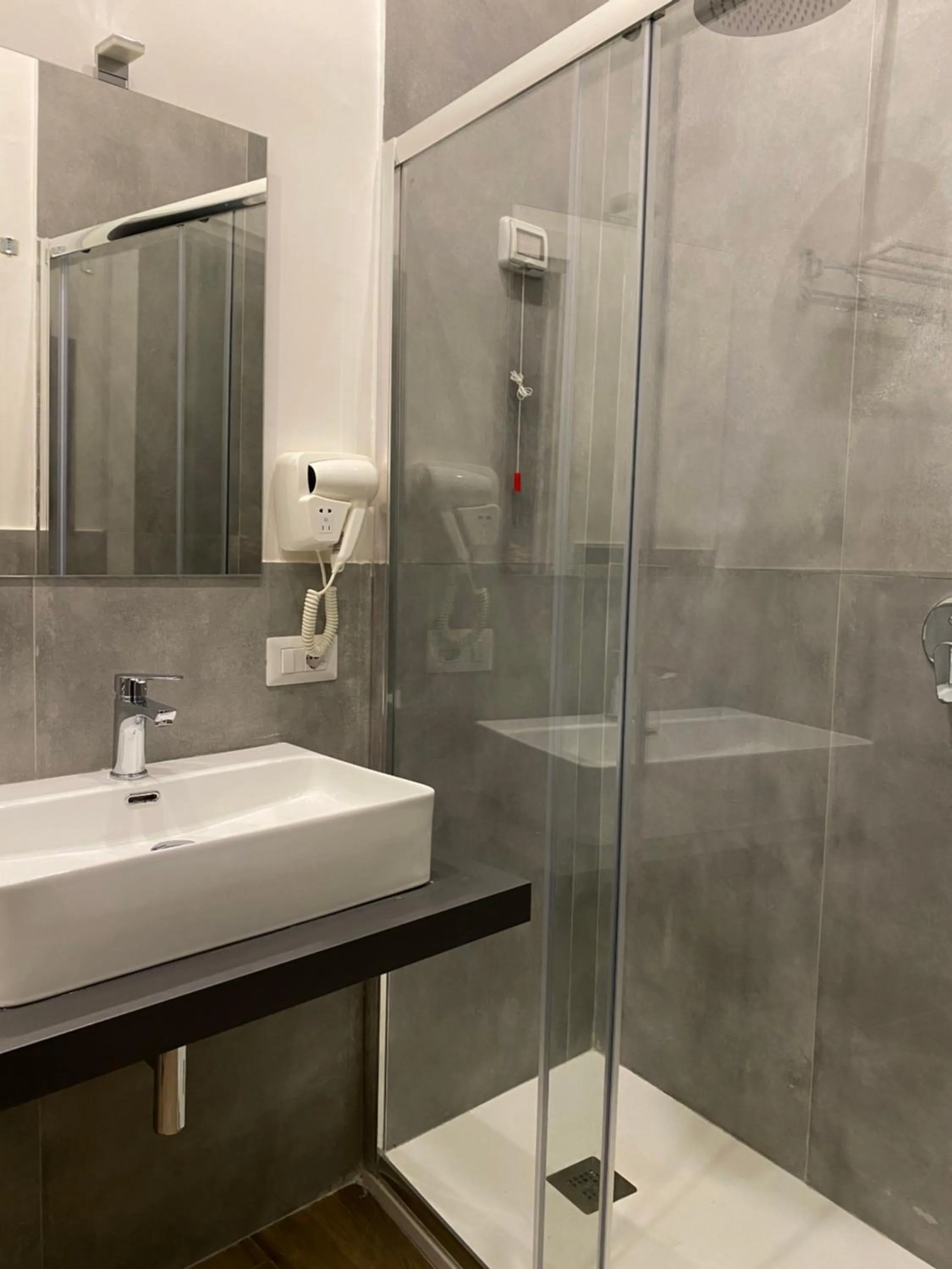 Shower in Salotto Toledo