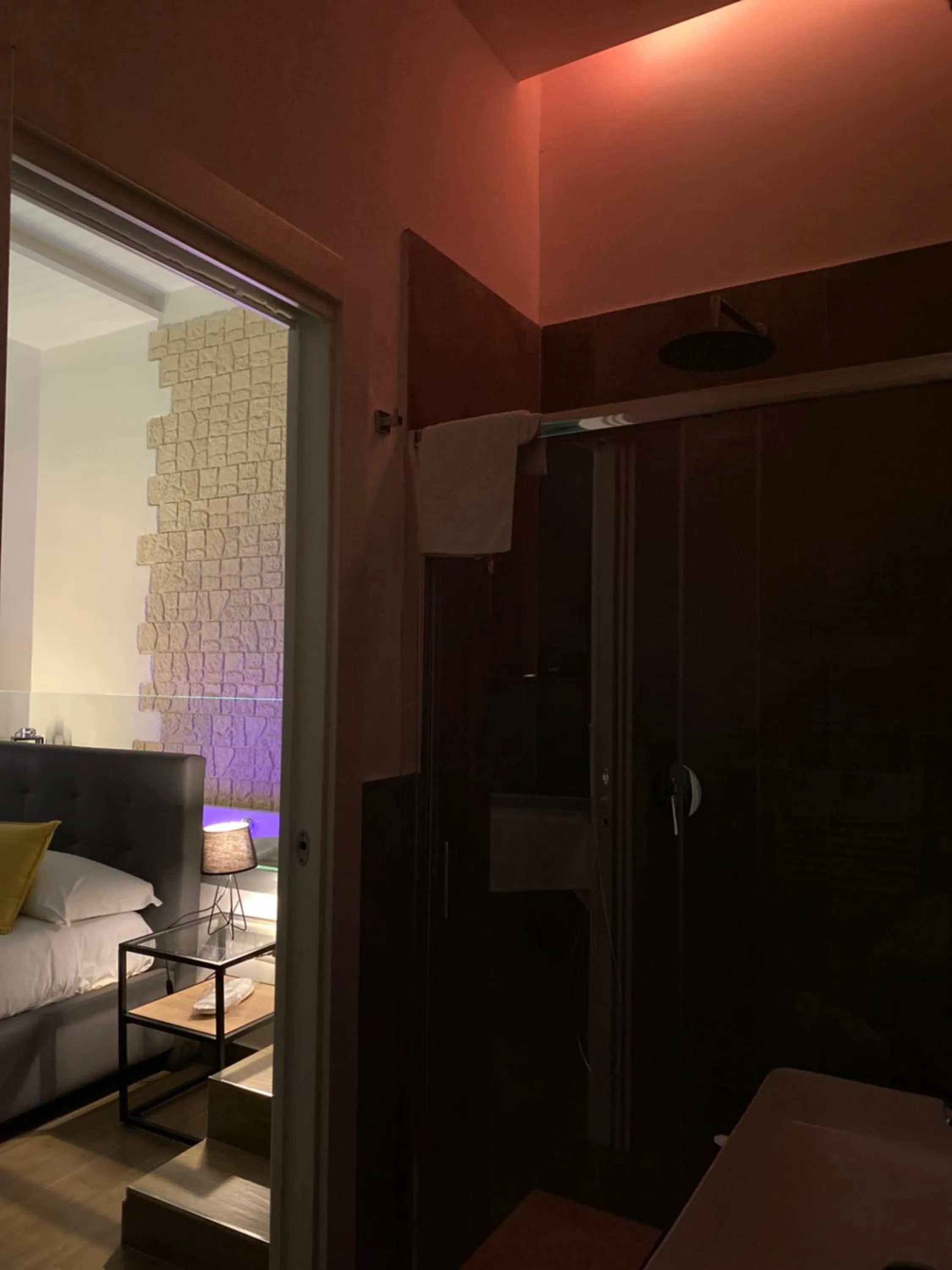 Shower, Bed in Salotto Toledo