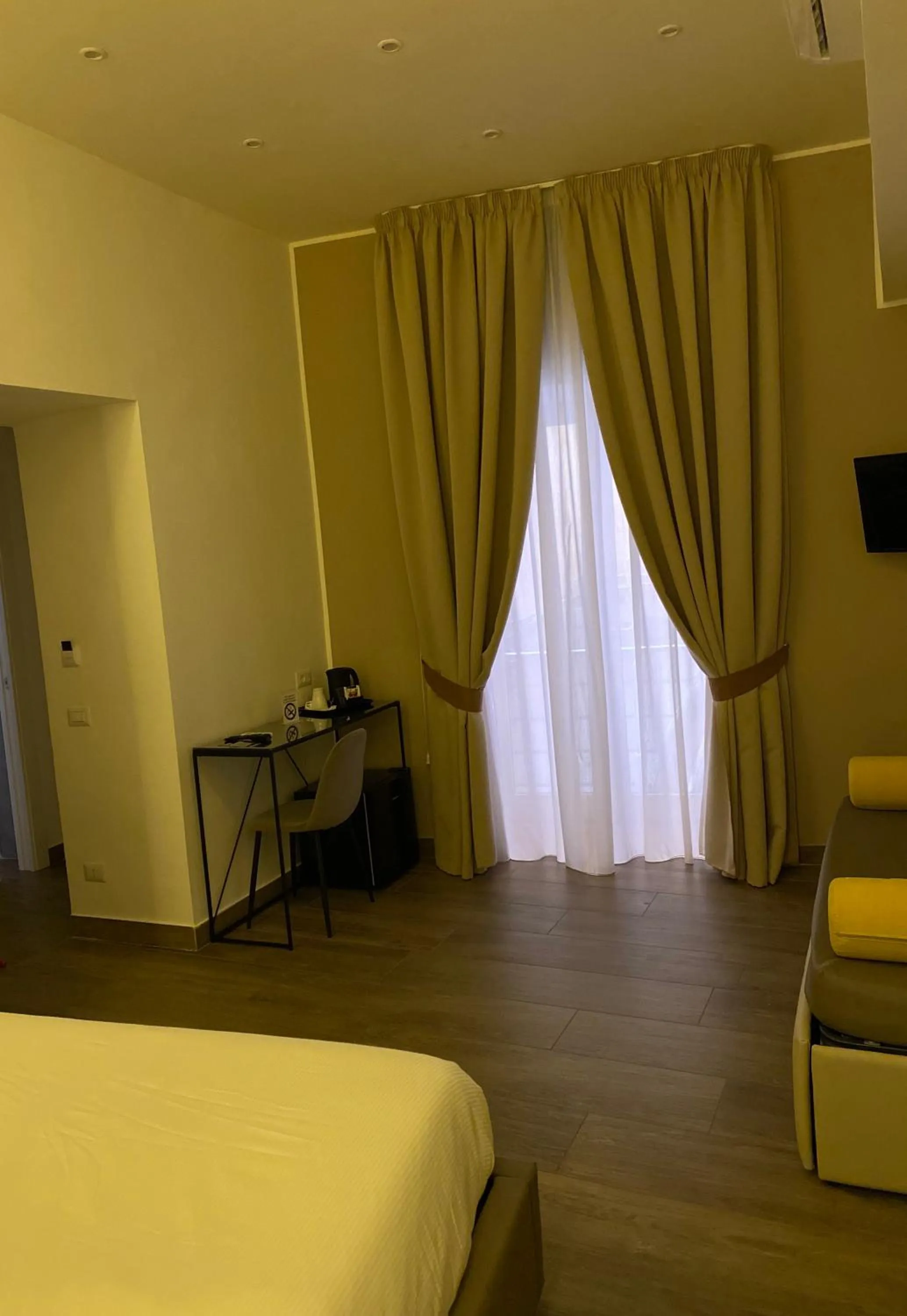 Photo of the whole room, Bed in Salotto Toledo