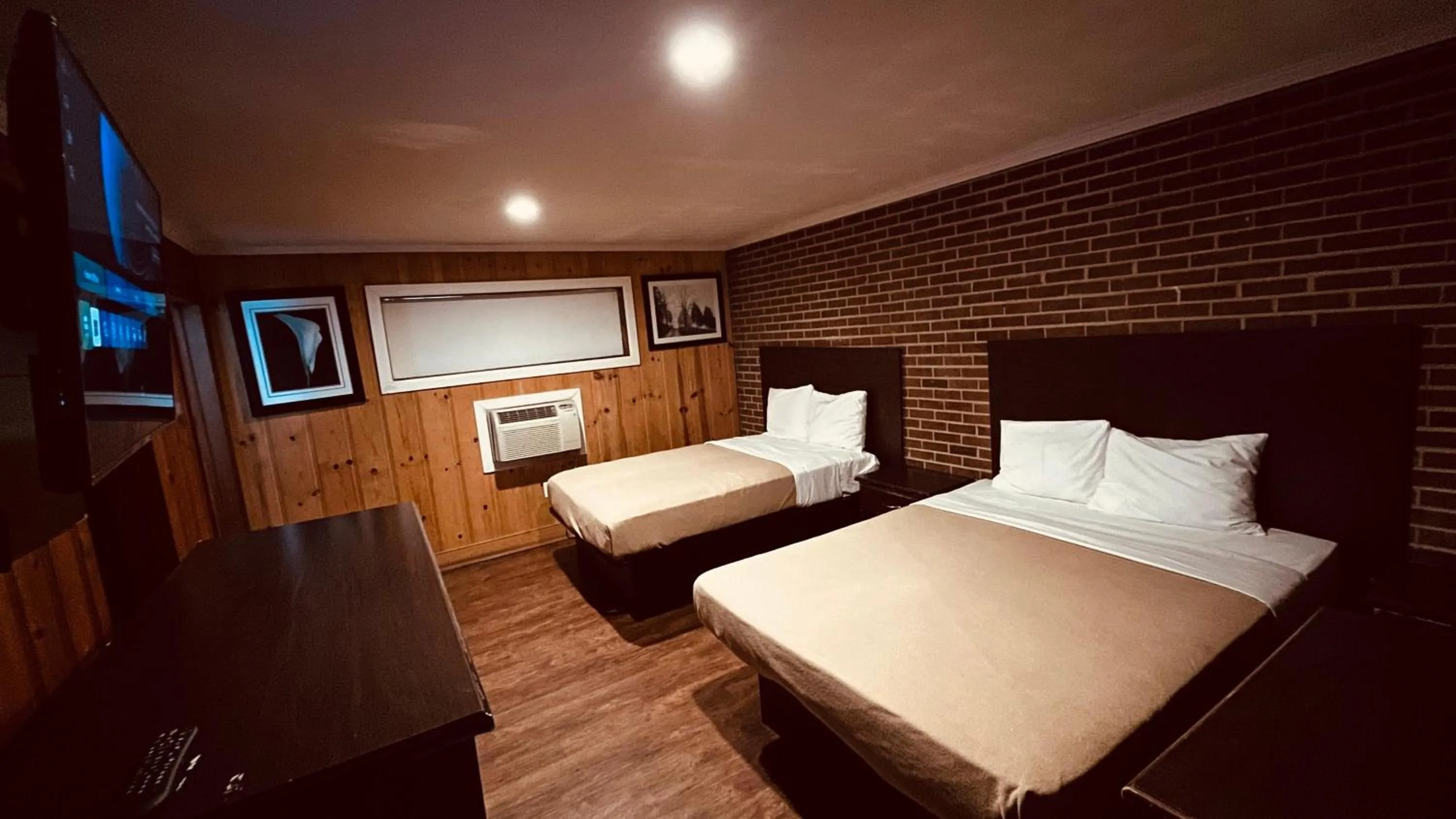 TV and multimedia, Bed in Richmond Motel