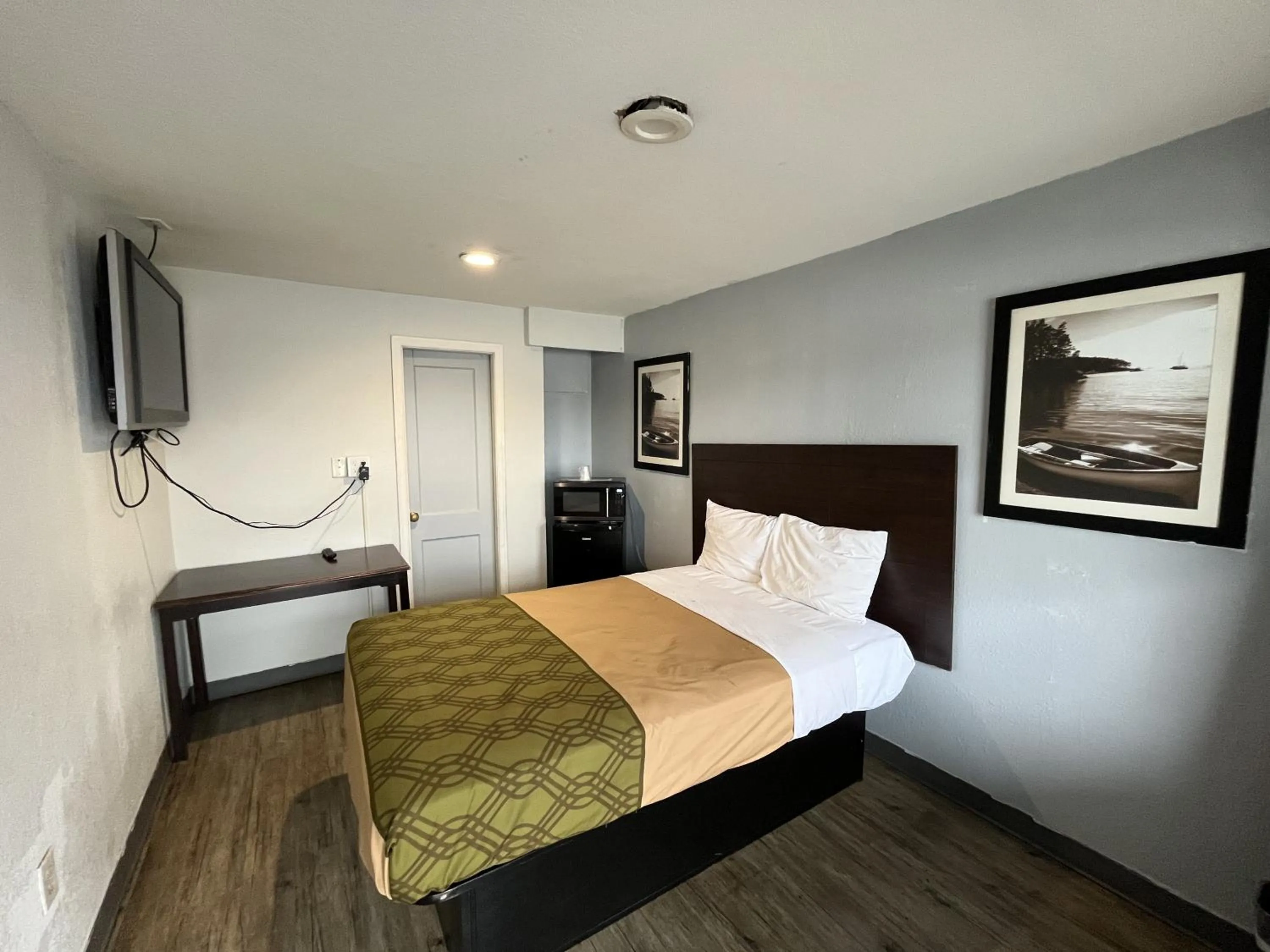 Bedroom, Bed in Richmond Motel