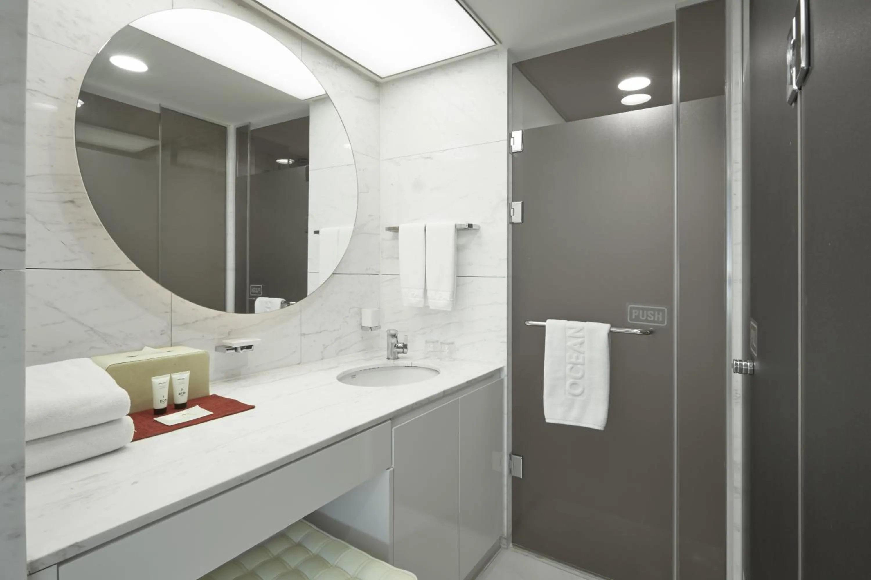 Shower in Shin Shin Hotel Jeju Ocean