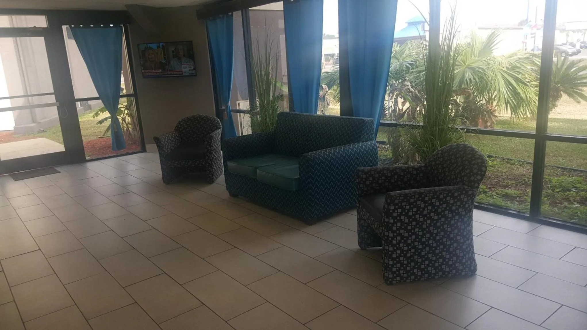 Lobby or reception, Seating Area in Baymont by Wyndham Pensacola