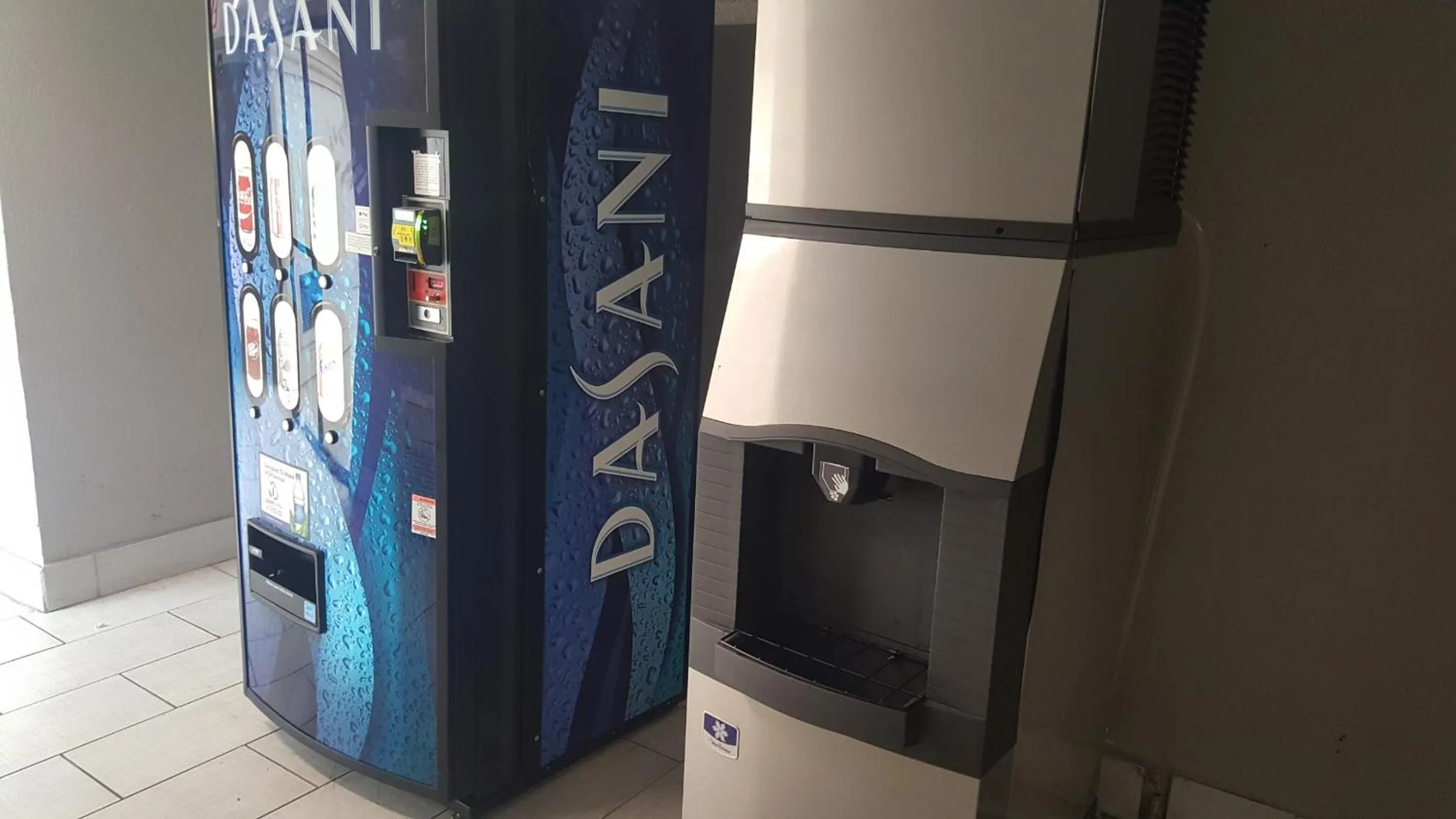 Food and drinks in Baymont by Wyndham Pensacola