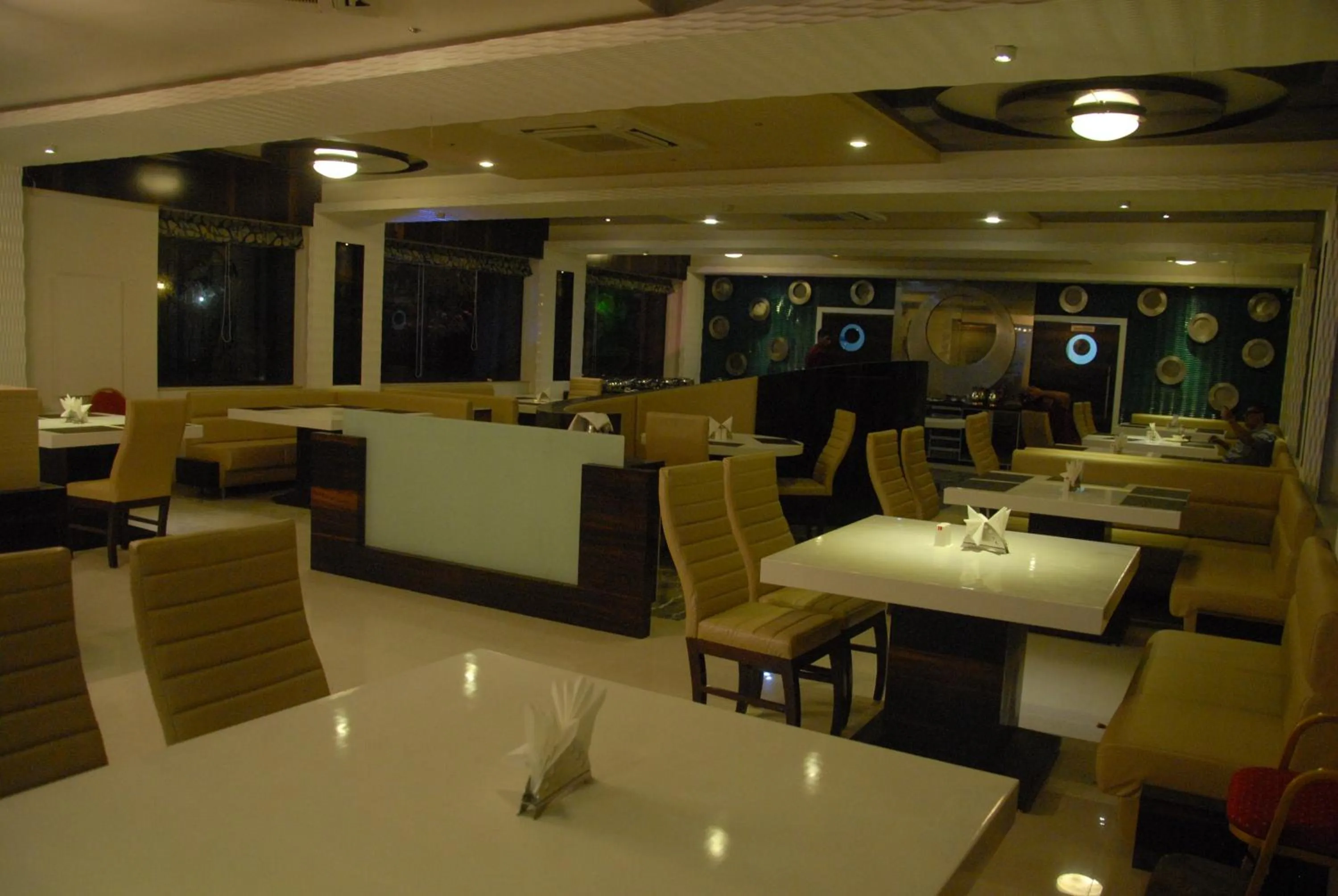 Restaurant/places to eat in Lords Inn Porbandar