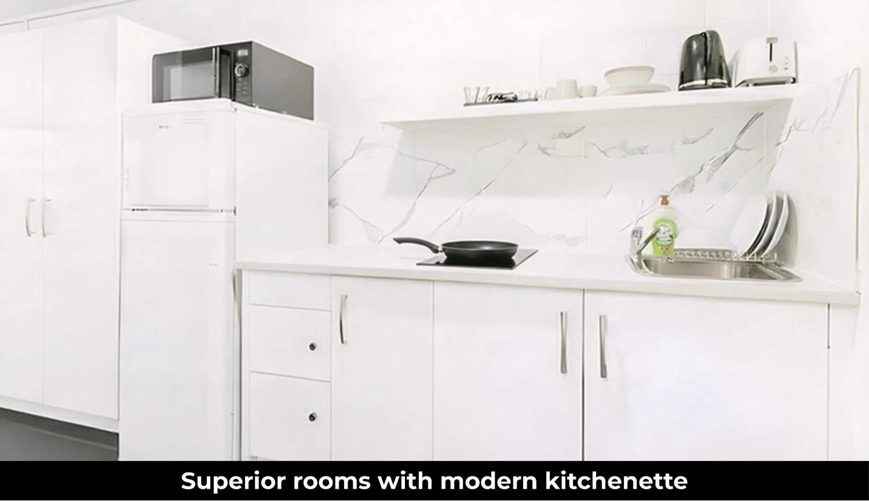 Kitchen or kitchenette in Aaron Motel