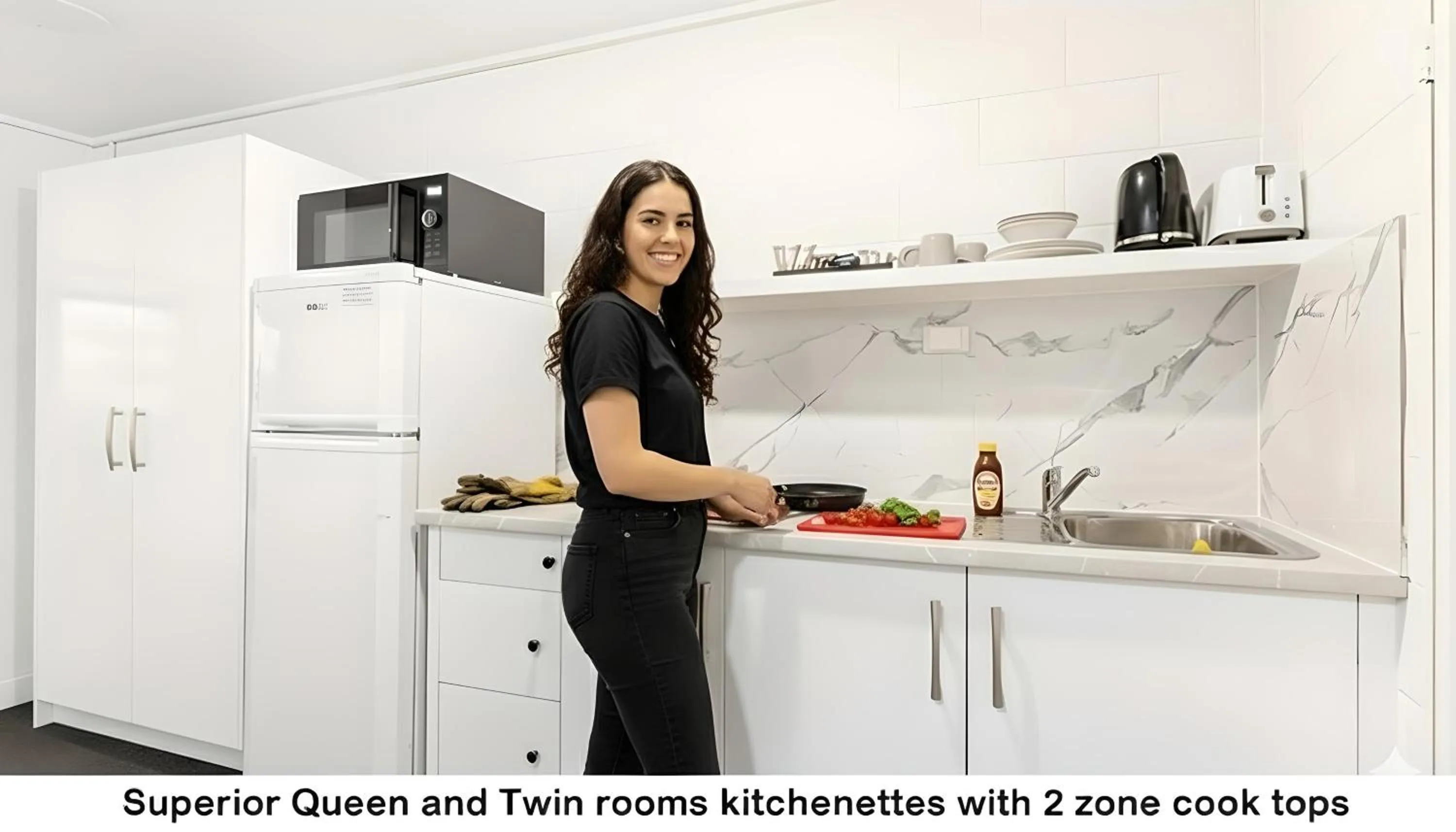 Kitchen or kitchenette in Aaron Motel